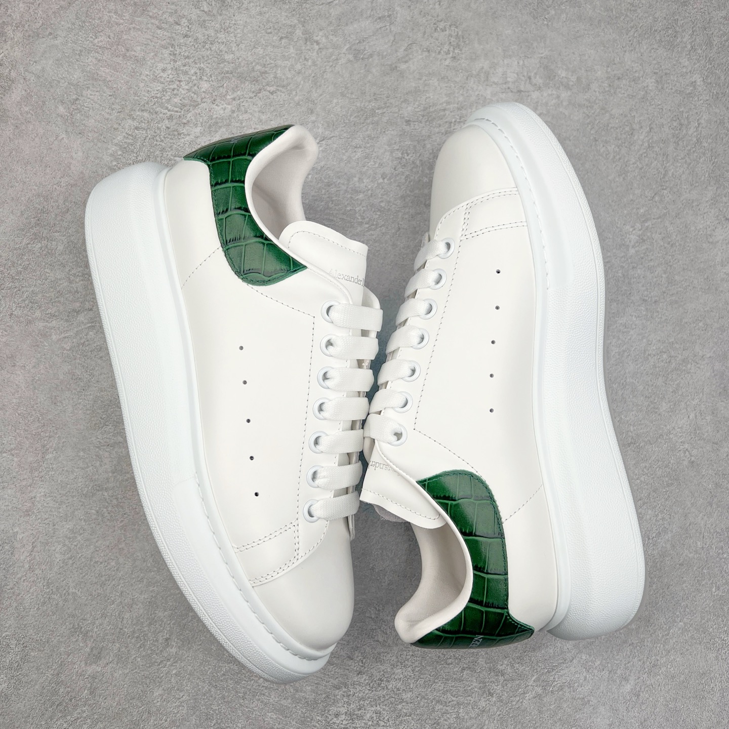 图片[3]-Alexander McQueen 亚历山大麦昆小白鞋 东莞纯原 现市场所售版本天花板一梯队级别 原鞋在手可对比 可提供拍摄 高端零售客户最爱厚底增高小白鞋 正品购回原版开发 鞋底厚4.5cm 全鞋面进口牛皮 丝绸亚光原版水染羊皮内里 牛皮垫脚 回弹度到位 耐磨舒适 （⚠官方同步尺码带半码）全套得物毒盒蓝色外包盒 加厚层工艺原盒 并赠送极品丝带和购物袋 中底附带厂标钢印 女码中底和原版一致的13钉工艺（作用是小钉弯曲后可将中底与帮脚抓得更紧密）鞋盒贴标使用了高精密打印机，清晰与原版一致赠送加厚麻布防尘袋 闲置时可使用防尘尺码：35 36 36.5 37 37.5 38 38.5 39 40 40.5 41 41.5 42 42.5 43 43.5 44 45 官网一致尺码-选品中心