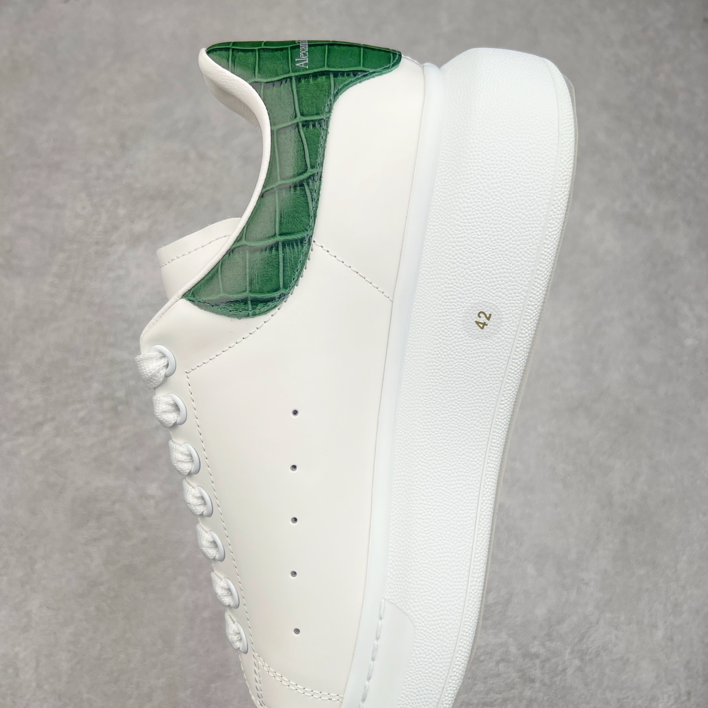 图片[7]-Alexander McQueen 亚历山大麦昆小白鞋 东莞纯原 现市场所售版本天花板一梯队级别 原鞋在手可对比 可提供拍摄 高端零售客户最爱厚底增高小白鞋 正品购回原版开发 鞋底厚4.5cm 全鞋面进口牛皮 丝绸亚光原版水染羊皮内里 牛皮垫脚 回弹度到位 耐磨舒适 （⚠官方同步尺码带半码）全套得物毒盒蓝色外包盒 加厚层工艺原盒 并赠送极品丝带和购物袋 中底附带厂标钢印 女码中底和原版一致的13钉工艺（作用是小钉弯曲后可将中底与帮脚抓得更紧密）鞋盒贴标使用了高精密打印机，清晰与原版一致赠送加厚麻布防尘袋 闲置时可使用防尘尺码：35 36 36.5 37 37.5 38 38.5 39 40 40.5 41 41.5 42 42.5 43 43.5 44 45 官网一致尺码-选品中心