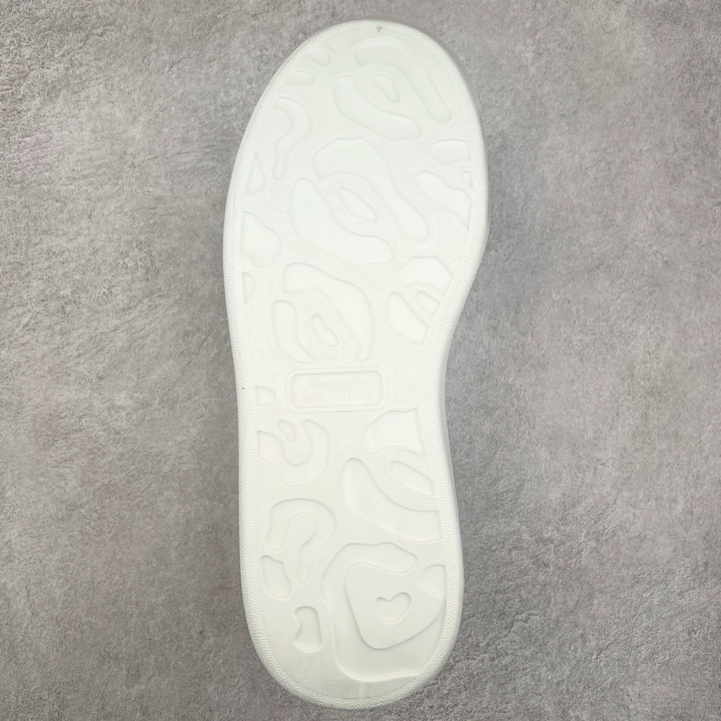 图片[9]-Alexander McQueen 亚历山大麦昆小白鞋 东莞纯原 现市场所售版本天花板一梯队级别 原鞋在手可对比 可提供拍摄 高端零售客户最爱厚底增高小白鞋 正品购回原版开发 鞋底厚4.5cm 全鞋面进口牛皮 丝绸亚光原版水染羊皮内里 牛皮垫脚 回弹度到位 耐磨舒适 （⚠官方同步尺码带半码）全套得物毒盒蓝色外包盒 加厚层工艺原盒 并赠送极品丝带和购物袋 中底附带厂标钢印 女码中底和原版一致的13钉工艺（作用是小钉弯曲后可将中底与帮脚抓得更紧密）鞋盒贴标使用了高精密打印机，清晰与原版一致赠送加厚麻布防尘袋 闲置时可使用防尘尺码：35 36 36.5 37 37.5 38 38.5 39 40 40.5 41 41.5 42 42.5 43 43.5 44 45 官网一致尺码-选品中心