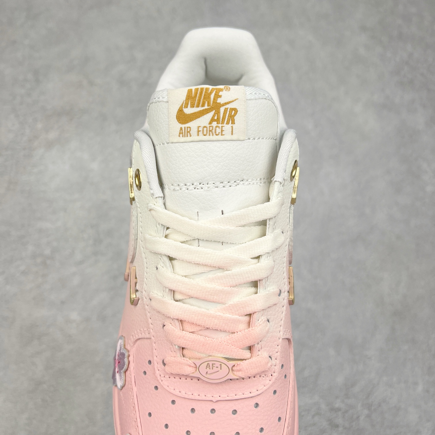 图片[5]-NK Air Force 1´07 Low 空军一号低帮百搭休闲运动板鞋 FC3654-121 柔软、弹性十足的缓震性能和出色的中底设计 横跨复古与现代的外型结合 造就出风靡全球 三十多年的Force 1 直到今天还深受青睐 实拍调校N版已经零色差零失真 百分百还原实物色彩所见即所得 不存在货不对板色差等低级问题 选购参考实物拍摄 不混卖不参货 只用心做好货严格选品 承诺混一赔十 尺码：36 36.5 37.5 38 38.5 39 40 40.5 41 42 42.5 43 44 44.5 45-选品中心