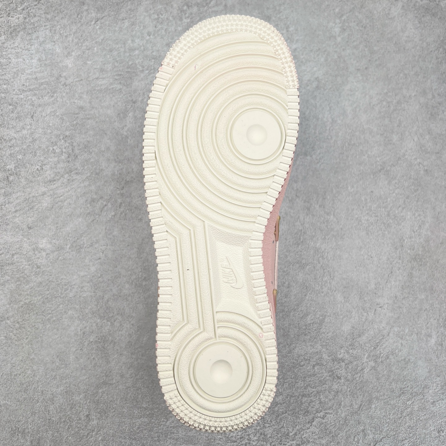 图片[9]-NK Air Force 1´07 Low 空军一号低帮百搭休闲运动板鞋 FC3654-121 柔软、弹性十足的缓震性能和出色的中底设计 横跨复古与现代的外型结合 造就出风靡全球 三十多年的Force 1 直到今天还深受青睐 实拍调校N版已经零色差零失真 百分百还原实物色彩所见即所得 不存在货不对板色差等低级问题 选购参考实物拍摄 不混卖不参货 只用心做好货严格选品 承诺混一赔十 尺码：36 36.5 37.5 38 38.5 39 40 40.5 41 42 42.5 43 44 44.5 45-选品中心