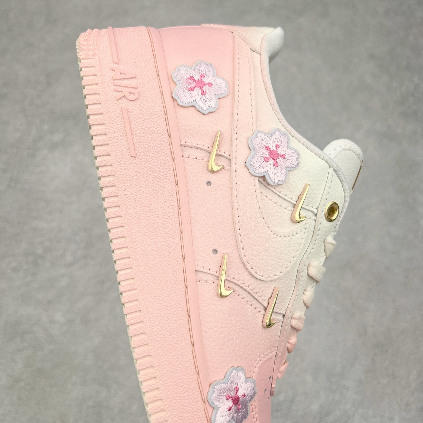 图片[6]-NK Air Force 1´07 Low 空军一号低帮百搭休闲运动板鞋 FC3654-121 柔软、弹性十足的缓震性能和出色的中底设计 横跨复古与现代的外型结合 造就出风靡全球 三十多年的Force 1 直到今天还深受青睐 实拍调校N版已经零色差零失真 百分百还原实物色彩所见即所得 不存在货不对板色差等低级问题 选购参考实物拍摄 不混卖不参货 只用心做好货严格选品 承诺混一赔十 尺码：36 36.5 37.5 38 38.5 39 40 40.5 41 42 42.5 43 44 44.5 45-选品中心