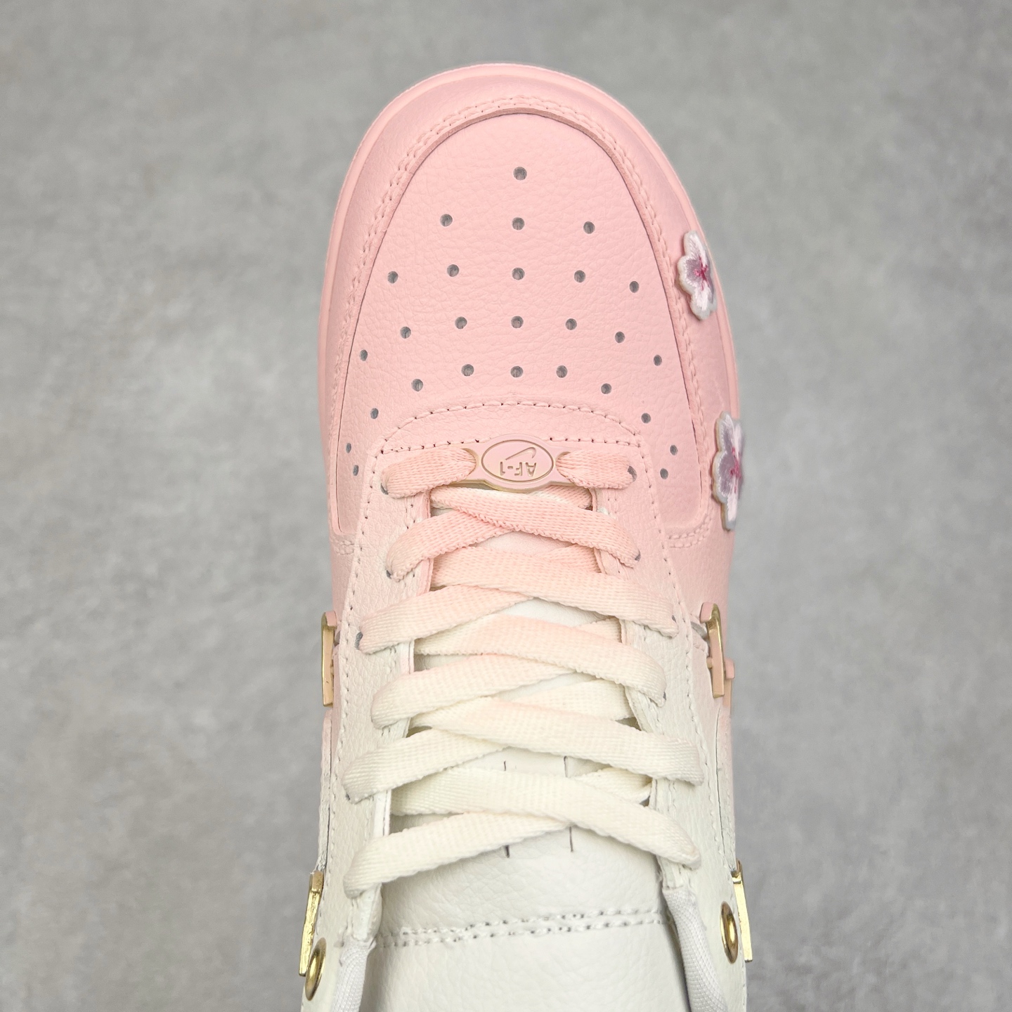 图片[4]-NK Air Force 1´07 Low 空军一号低帮百搭休闲运动板鞋 FC3654-121 柔软、弹性十足的缓震性能和出色的中底设计 横跨复古与现代的外型结合 造就出风靡全球 三十多年的Force 1 直到今天还深受青睐 实拍调校N版已经零色差零失真 百分百还原实物色彩所见即所得 不存在货不对板色差等低级问题 选购参考实物拍摄 不混卖不参货 只用心做好货严格选品 承诺混一赔十 尺码：36 36.5 37.5 38 38.5 39 40 40.5 41 42 42.5 43 44 44.5 45-选品中心