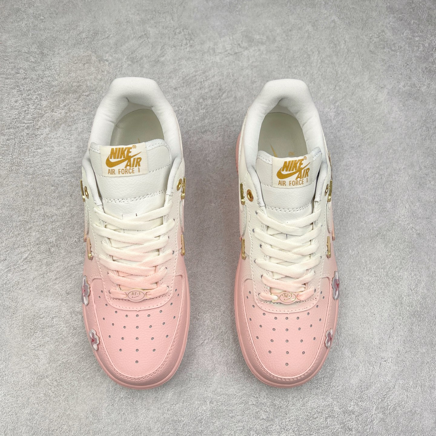 图片[2]-NK Air Force 1´07 Low 空军一号低帮百搭休闲运动板鞋 FC3654-121 柔软、弹性十足的缓震性能和出色的中底设计 横跨复古与现代的外型结合 造就出风靡全球 三十多年的Force 1 直到今天还深受青睐 实拍调校N版已经零色差零失真 百分百还原实物色彩所见即所得 不存在货不对板色差等低级问题 选购参考实物拍摄 不混卖不参货 只用心做好货严格选品 承诺混一赔十 尺码：36 36.5 37.5 38 38.5 39 40 40.5 41 42 42.5 43 44 44.5 45-选品中心