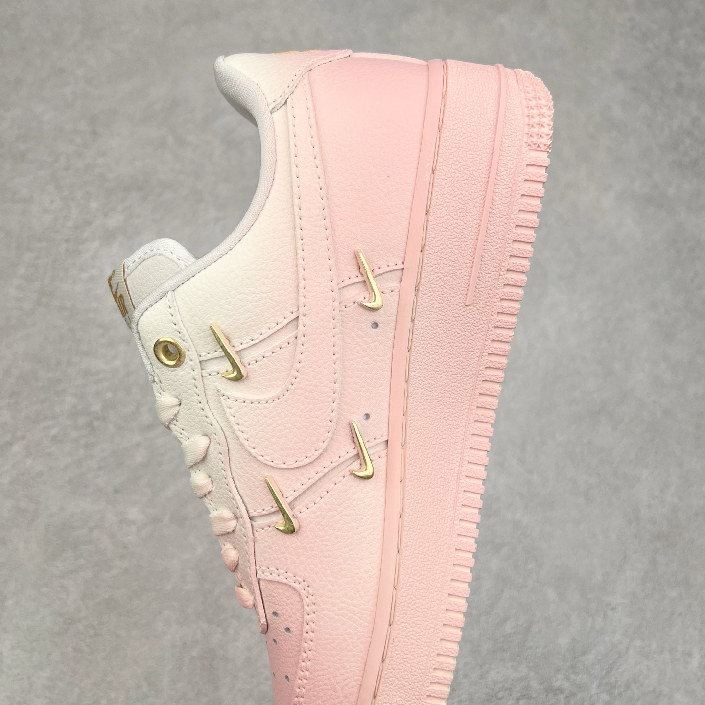 图片[7]-NK Air Force 1´07 Low 空军一号低帮百搭休闲运动板鞋 FC3654-121 柔软、弹性十足的缓震性能和出色的中底设计 横跨复古与现代的外型结合 造就出风靡全球 三十多年的Force 1 直到今天还深受青睐 实拍调校N版已经零色差零失真 百分百还原实物色彩所见即所得 不存在货不对板色差等低级问题 选购参考实物拍摄 不混卖不参货 只用心做好货严格选品 承诺混一赔十 尺码：36 36.5 37.5 38 38.5 39 40 40.5 41 42 42.5 43 44 44.5 45-选品中心