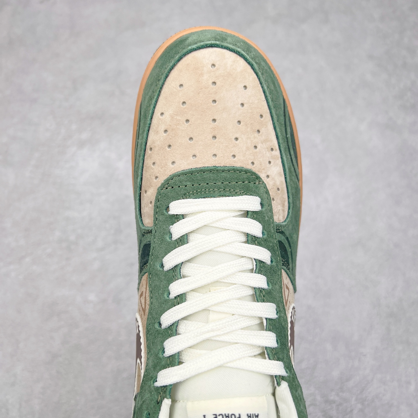 图片[4]-NK Air Force 1´07 Low 空军一号低帮百搭休闲运动板鞋 DF0188-024 柔软、弹性十足的缓震性能和出色的中底设计 横跨复古与现代的外型结合 造就出风靡全球 三十多年的Force 1 直到今天还深受青睐 实拍调校N版已经零色差零失真 百分百还原实物色彩所见即所得 不存在货不对板色差等低级问题 选购参考实物拍摄 不混卖不参货 只用心做好货严格选品 承诺混一赔十 尺码：36 36.5 37.5 38 38.5 39 40 40.5 41 42 42.5 43 44 44.5 45-选品中心