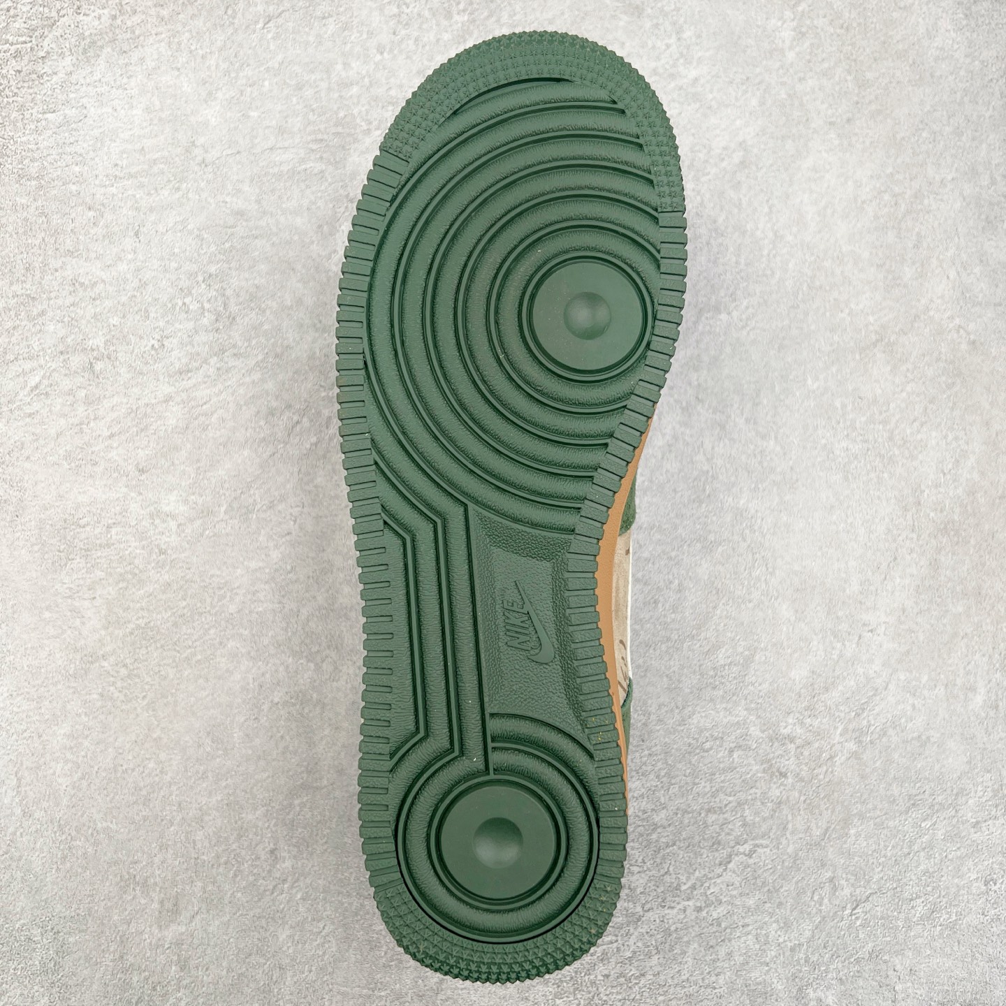 图片[9]-NK Air Force 1´07 Low 空军一号低帮百搭休闲运动板鞋 DF0188-024 柔软、弹性十足的缓震性能和出色的中底设计 横跨复古与现代的外型结合 造就出风靡全球 三十多年的Force 1 直到今天还深受青睐 实拍调校N版已经零色差零失真 百分百还原实物色彩所见即所得 不存在货不对板色差等低级问题 选购参考实物拍摄 不混卖不参货 只用心做好货严格选品 承诺混一赔十 尺码：36 36.5 37.5 38 38.5 39 40 40.5 41 42 42.5 43 44 44.5 45-选品中心