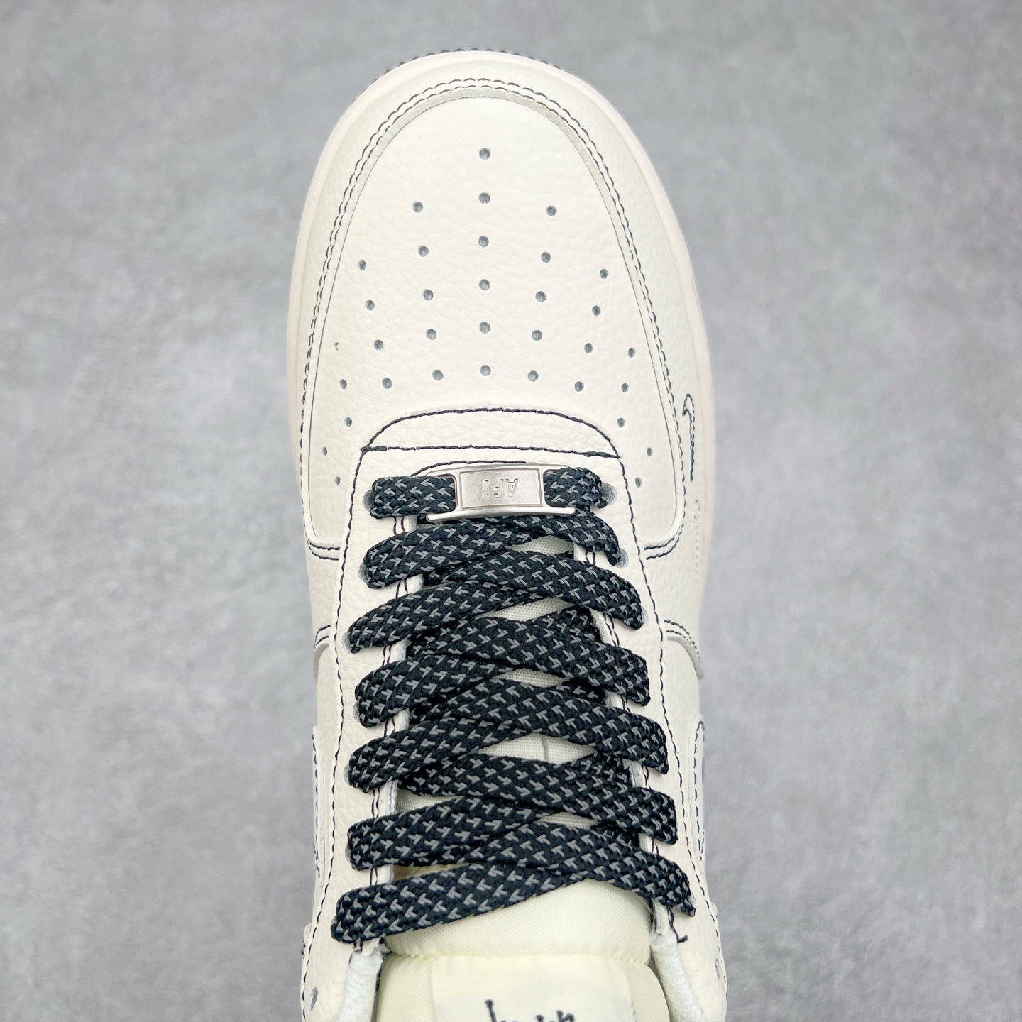 图片[4]-NK Air Force 1´07 Low 空军一号低帮百搭休闲运动板鞋 HH7518-062 柔软、弹性十足的缓震性能和出色的中底设计 横跨复古与现代的外型结合 造就出风靡全球 三十多年的Force 1 直到今天还深受青睐 实拍调校N版已经零色差零失真 百分百还原实物色彩所见即所得 不存在货不对板色差等低级问题 选购参考实物拍摄 不混卖不参货 只用心做好货严格选品 承诺混一赔十 尺码：36 36.5 37.5 38 38.5 39 40 40.5 41 42 42.5 43 44 44.5 45-选品中心