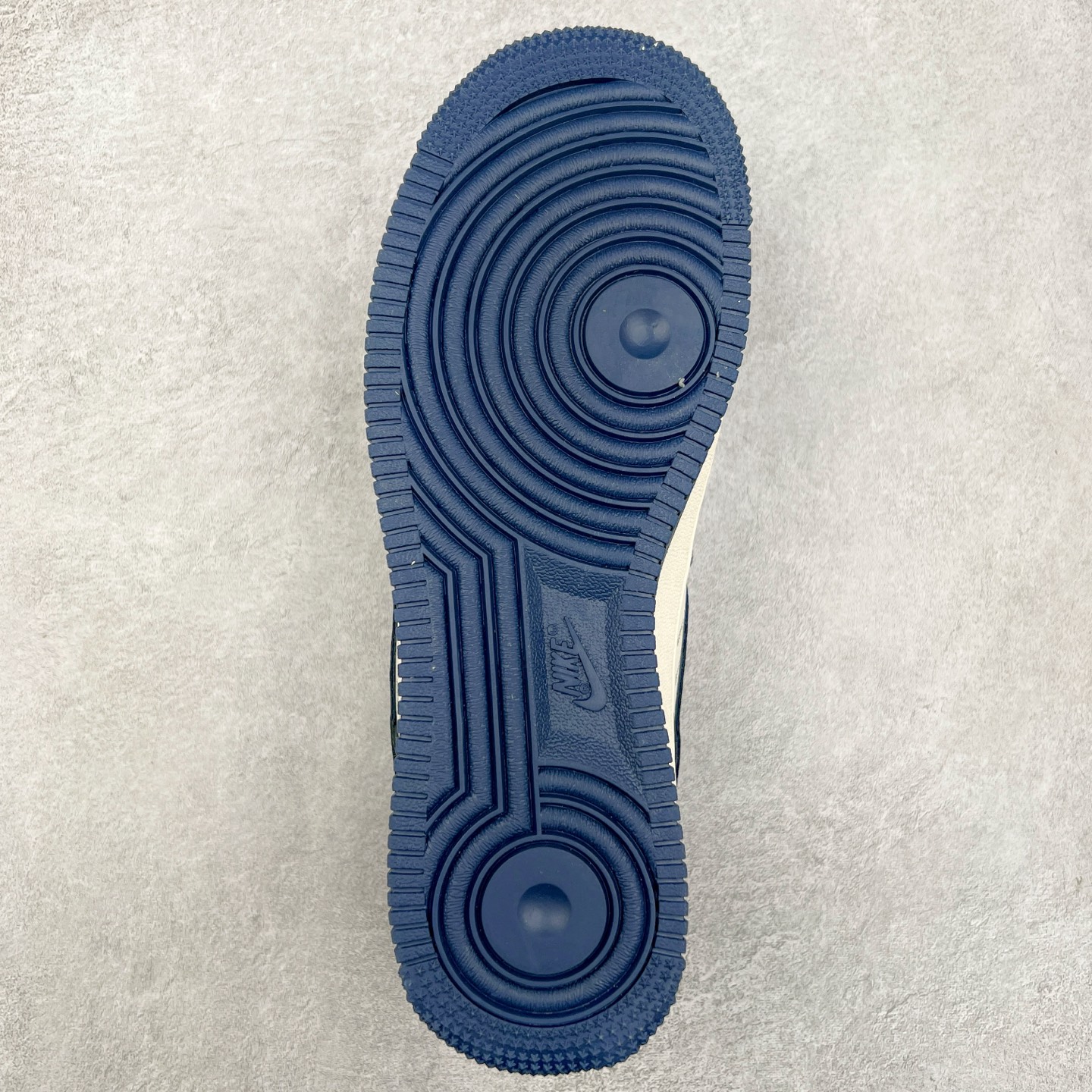 图片[9]-NK Air Force 1´07 Low 空军一号低帮百搭休闲运动板鞋 XS1958-519 柔软、弹性十足的缓震性能和出色的中底设计 横跨复古与现代的外型结合 造就出风靡全球 三十多年的Force 1 直到今天还深受青睐 实拍调校N版已经零色差零失真 百分百还原实物色彩所见即所得 不存在货不对板色差等低级问题 选购参考实物拍摄 不混卖不参货 只用心做好货严格选品 承诺混一赔十 尺码：36 36.5 37.5 38 38.5 39 40 40.5 41 42 42.5 43 44 44.5 45-选品中心