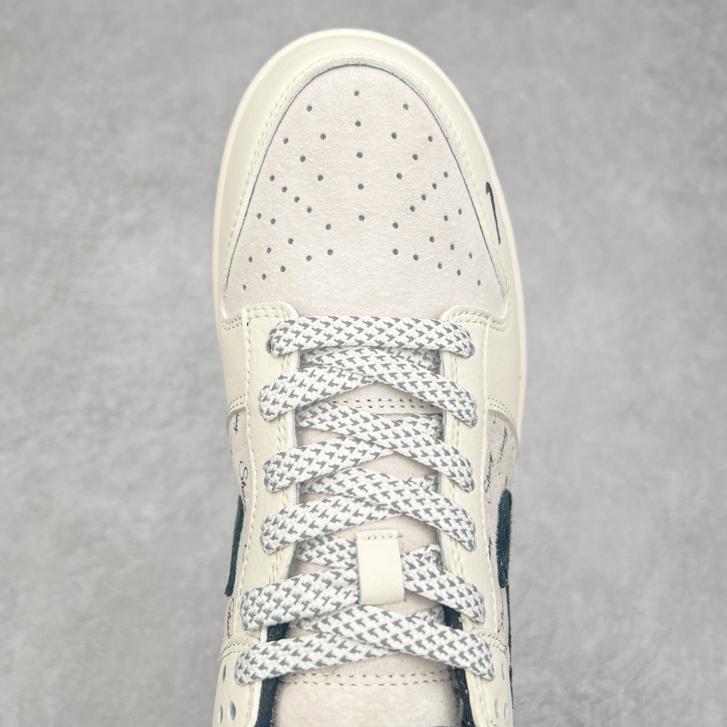 图片[4]-NK Dunk Low 定制配色 XY1688-016 大厂出品 极力推荐 原装头层材料 独家版型蒸餾加工帶來的是更好的视觉和脚感体验大厂纯原品质出货 清洁度 电绣工艺 皮料切割干净无任何毛边 细节完美 实拍调校N版已经零色差零失真 百分百还原实物色彩所见即所得 不存在货不对板色差等低级问题 选购参考实物拍摄 不混卖不参货 只用心做好货严格选品 承诺混一赔十 尺码：36 36.5 37.5 38 38.5 39 40 40.5 41 42 42.5 43 44 44.5 45-选品中心