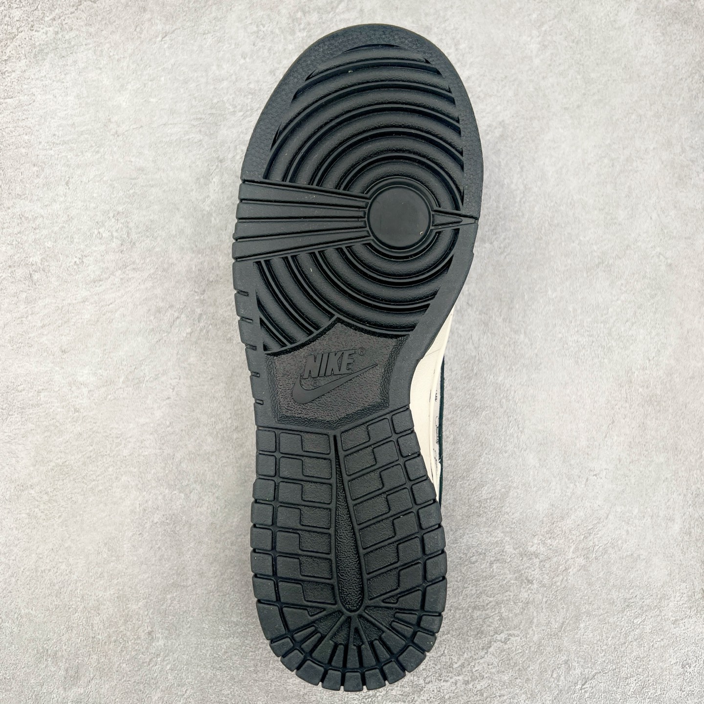 图片[9]-NK Dunk Low 定制配色 XY1688-016 大厂出品 极力推荐 原装头层材料 独家版型蒸餾加工帶來的是更好的视觉和脚感体验大厂纯原品质出货 清洁度 电绣工艺 皮料切割干净无任何毛边 细节完美 实拍调校N版已经零色差零失真 百分百还原实物色彩所见即所得 不存在货不对板色差等低级问题 选购参考实物拍摄 不混卖不参货 只用心做好货严格选品 承诺混一赔十 尺码：36 36.5 37.5 38 38.5 39 40 40.5 41 42 42.5 43 44 44.5 45-选品中心