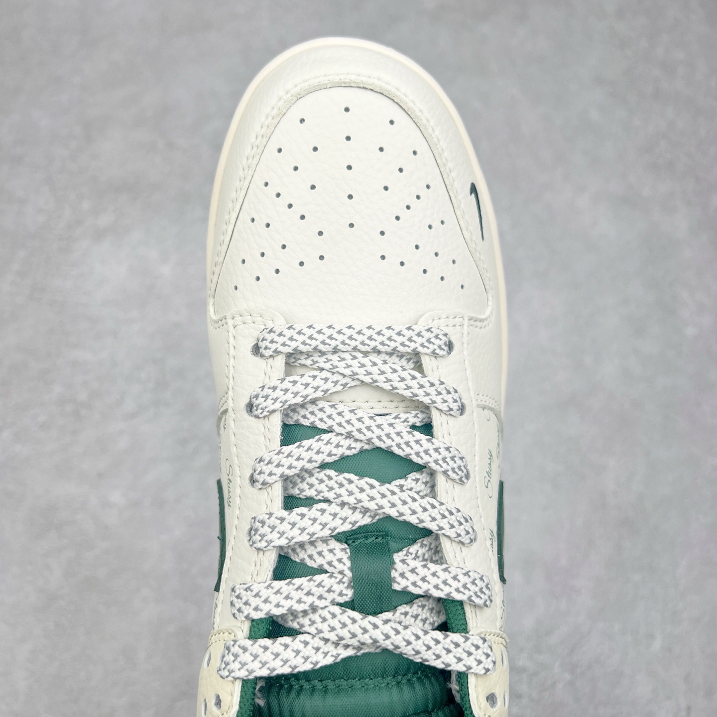 图片[4]-NK Dunk Low 定制配色 XY1688-013 大厂出品 极力推荐 原装头层材料 独家版型蒸餾加工帶來的是更好的视觉和脚感体验大厂纯原品质出货 清洁度 电绣工艺 皮料切割干净无任何毛边 细节完美 实拍调校N版已经零色差零失真 百分百还原实物色彩所见即所得 不存在货不对板色差等低级问题 选购参考实物拍摄 不混卖不参货 只用心做好货严格选品 承诺混一赔十 尺码：36 36.5 37.5 38 38.5 39 40 40.5 41 42 42.5 43 44 44.5 45-选品中心