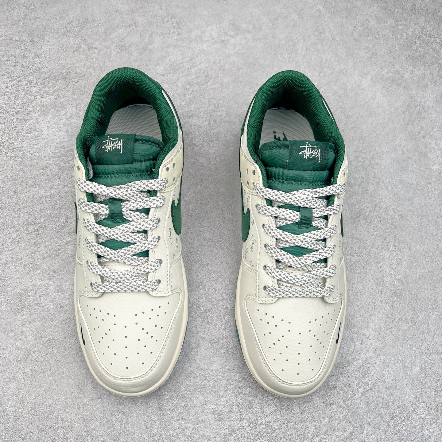 图片[2]-NK Dunk Low 定制配色 XY1688-013 大厂出品 极力推荐 原装头层材料 独家版型蒸餾加工帶來的是更好的视觉和脚感体验大厂纯原品质出货 清洁度 电绣工艺 皮料切割干净无任何毛边 细节完美 实拍调校N版已经零色差零失真 百分百还原实物色彩所见即所得 不存在货不对板色差等低级问题 选购参考实物拍摄 不混卖不参货 只用心做好货严格选品 承诺混一赔十 尺码：36 36.5 37.5 38 38.5 39 40 40.5 41 42 42.5 43 44 44.5 45-选品中心