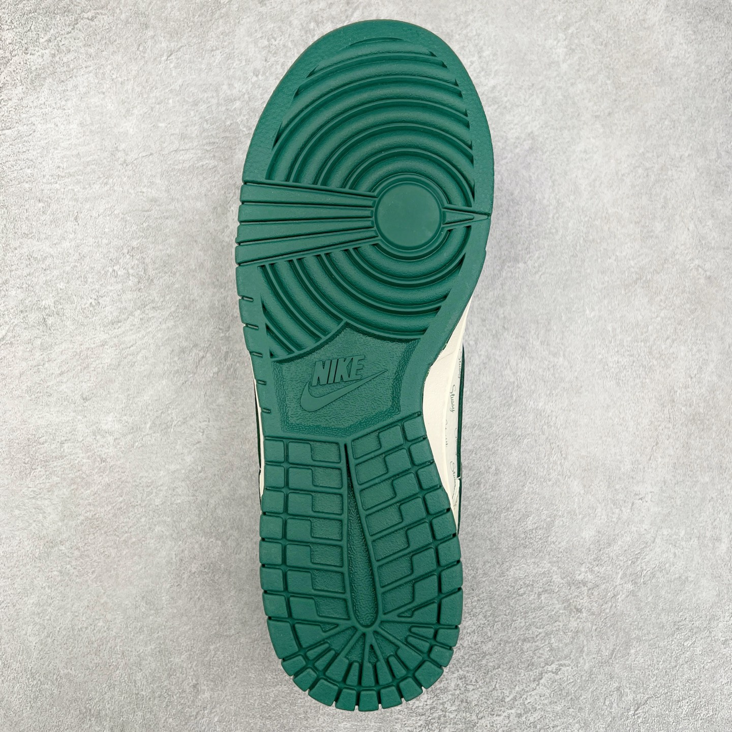 图片[9]-NK Dunk Low 定制配色 XY1688-013 大厂出品 极力推荐 原装头层材料 独家版型蒸餾加工帶來的是更好的视觉和脚感体验大厂纯原品质出货 清洁度 电绣工艺 皮料切割干净无任何毛边 细节完美 实拍调校N版已经零色差零失真 百分百还原实物色彩所见即所得 不存在货不对板色差等低级问题 选购参考实物拍摄 不混卖不参货 只用心做好货严格选品 承诺混一赔十 尺码：36 36.5 37.5 38 38.5 39 40 40.5 41 42 42.5 43 44 44.5 45-选品中心