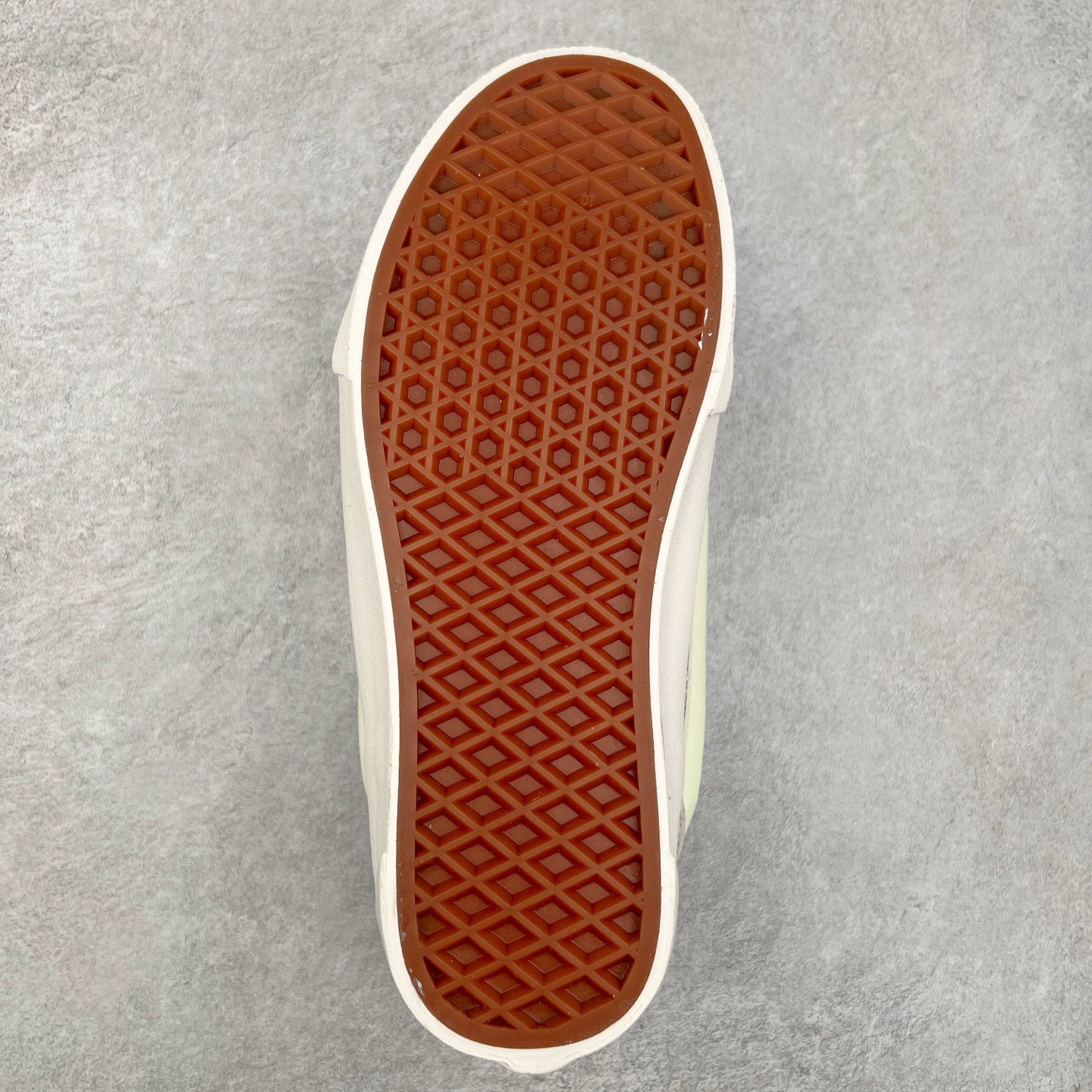 图片[9]-Vans Knu Skool Classics 白蓝荧光/黑紫荧光 范斯新款 复古休闲胖胖面包鞋 肥胖版立体大Logo 男女同款 “闪闪发光的万斯面包出货啦！”夜光版本，白天晒一下，晚上亮一晚上！日常搭配也很好搭，麂皮拼接多安帆布，质感这一块拉满了！ 货号：VN000D6CZ5D 尺码：35 36 36.5 37 38 38.5 39 40 40.5 41 42 42.5 43 44-选品中心