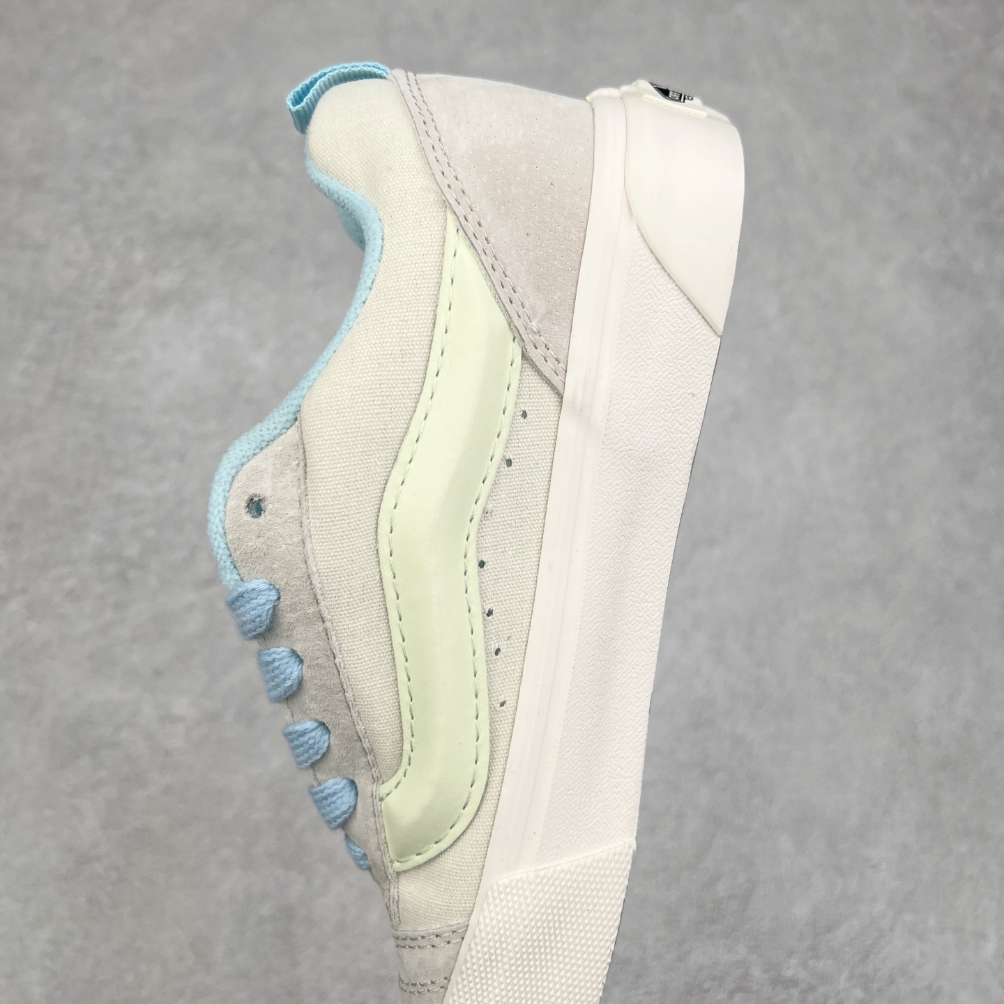 图片[7]-Vans Knu Skool Classics 白蓝荧光/黑紫荧光 范斯新款 复古休闲胖胖面包鞋 肥胖版立体大Logo 男女同款 “闪闪发光的万斯面包出货啦！”夜光版本，白天晒一下，晚上亮一晚上！日常搭配也很好搭，麂皮拼接多安帆布，质感这一块拉满了！ 货号：VN000D6CZ5D 尺码：35 36 36.5 37 38 38.5 39 40 40.5 41 42 42.5 43 44-选品中心