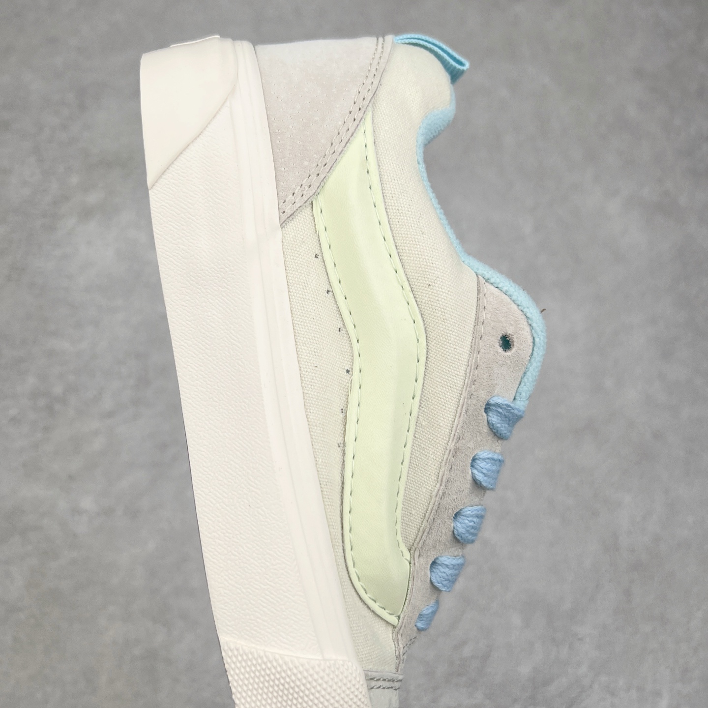 图片[6]-Vans Knu Skool Classics 白蓝荧光/黑紫荧光 范斯新款 复古休闲胖胖面包鞋 肥胖版立体大Logo 男女同款 “闪闪发光的万斯面包出货啦！”夜光版本，白天晒一下，晚上亮一晚上！日常搭配也很好搭，麂皮拼接多安帆布，质感这一块拉满了！ 货号：VN000D6CZ5D 尺码：35 36 36.5 37 38 38.5 39 40 40.5 41 42 42.5 43 44-选品中心