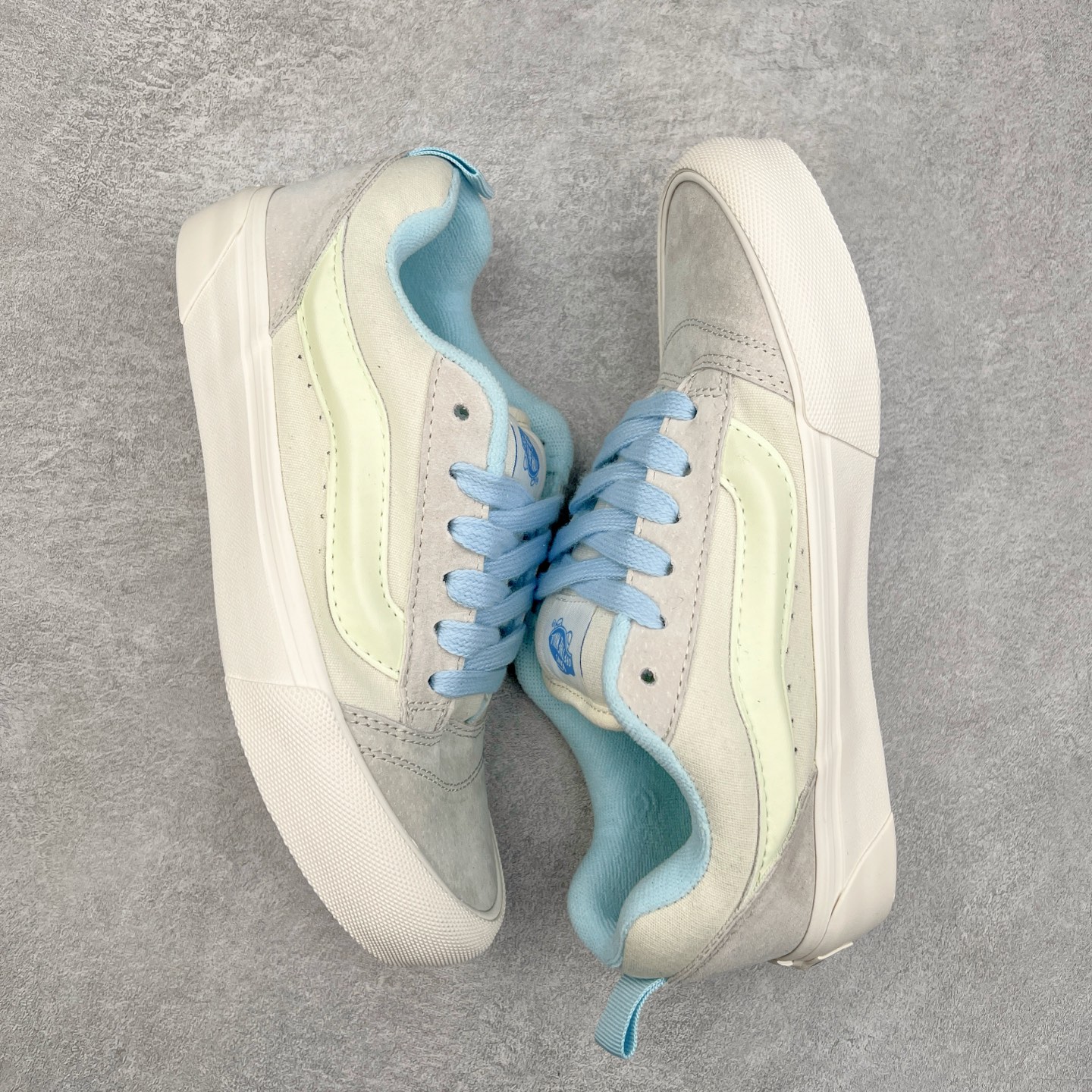 图片[3]-Vans Knu Skool Classics 白蓝荧光/黑紫荧光 范斯新款 复古休闲胖胖面包鞋 肥胖版立体大Logo 男女同款 “闪闪发光的万斯面包出货啦！”夜光版本，白天晒一下，晚上亮一晚上！日常搭配也很好搭，麂皮拼接多安帆布，质感这一块拉满了！ 货号：VN000D6CZ5D 尺码：35 36 36.5 37 38 38.5 39 40 40.5 41 42 42.5 43 44-选品中心