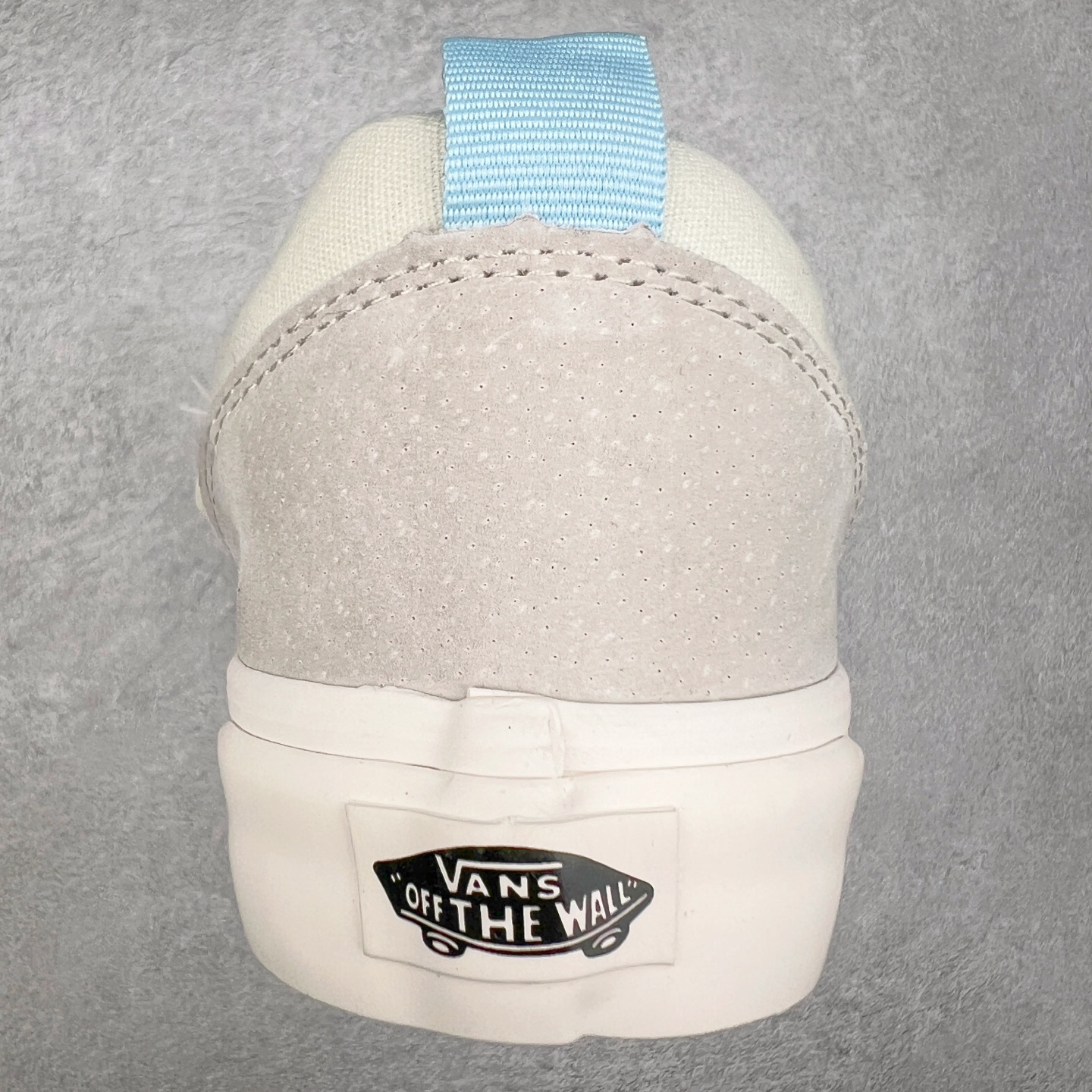 图片[8]-Vans Knu Skool Classics 白蓝荧光/黑紫荧光 范斯新款 复古休闲胖胖面包鞋 肥胖版立体大Logo 男女同款 “闪闪发光的万斯面包出货啦！”夜光版本，白天晒一下，晚上亮一晚上！日常搭配也很好搭，麂皮拼接多安帆布，质感这一块拉满了！ 货号：VN000D6CZ5D 尺码：35 36 36.5 37 38 38.5 39 40 40.5 41 42 42.5 43 44-选品中心