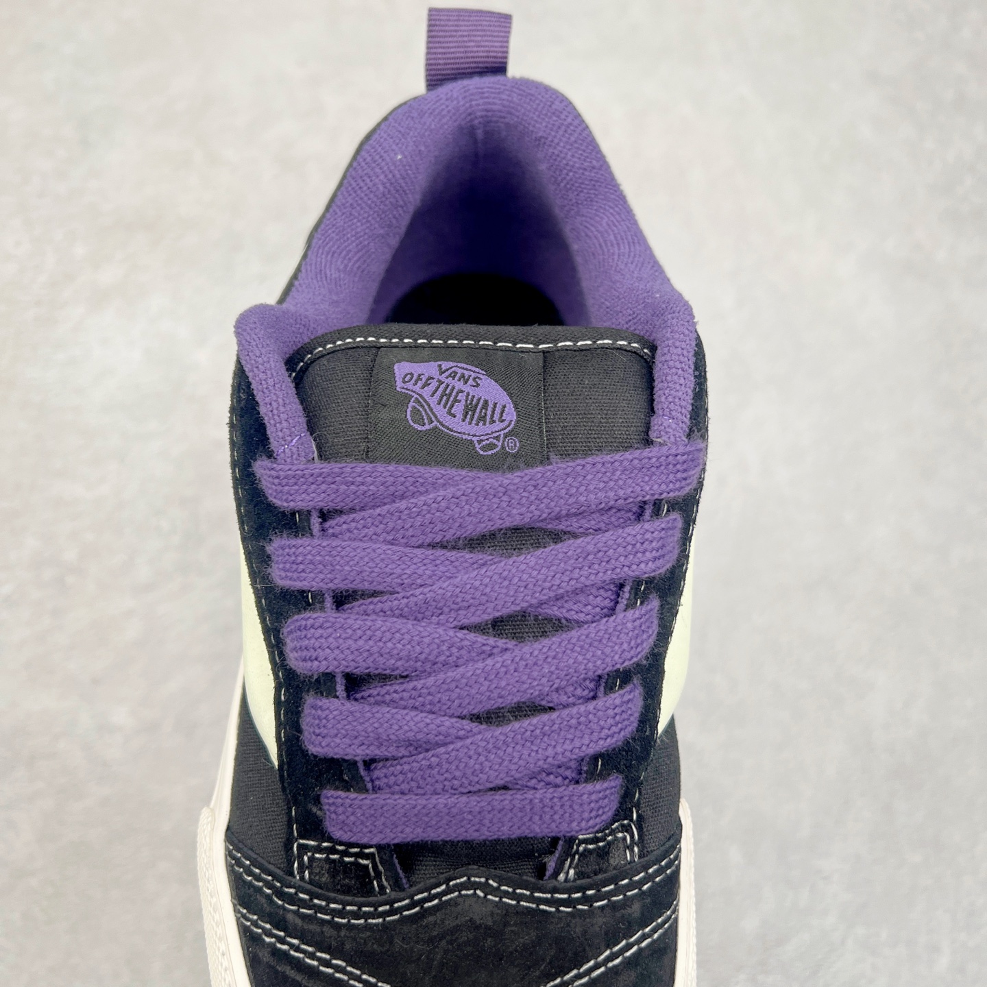 图片[5]-Vans Knu Skool Classics 白蓝荧光/黑紫荧光 范斯新款 复古休闲胖胖面包鞋 肥胖版立体大Logo 男女同款 “闪闪发光的万斯面包出货啦！”夜光版本，白天晒一下，晚上亮一晚上！日常搭配也很好搭，麂皮拼接多安帆布，质感这一块拉满了！ 货号：VN000D6CZ5D 尺码：35 36 36.5 37 38 38.5 39 40 40.5 41 42 42.5 43 44-选品中心