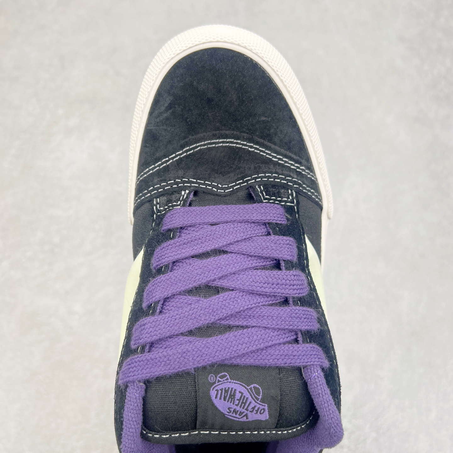 图片[4]-Vans Knu Skool Classics 白蓝荧光/黑紫荧光 范斯新款 复古休闲胖胖面包鞋 肥胖版立体大Logo 男女同款 “闪闪发光的万斯面包出货啦！”夜光版本，白天晒一下，晚上亮一晚上！日常搭配也很好搭，麂皮拼接多安帆布，质感这一块拉满了！ 货号：VN000D6CZ5D 尺码：35 36 36.5 37 38 38.5 39 40 40.5 41 42 42.5 43 44-选品中心