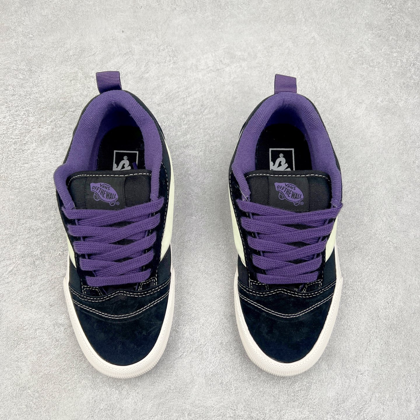 图片[2]-Vans Knu Skool Classics 白蓝荧光/黑紫荧光 范斯新款 复古休闲胖胖面包鞋 肥胖版立体大Logo 男女同款 “闪闪发光的万斯面包出货啦！”夜光版本，白天晒一下，晚上亮一晚上！日常搭配也很好搭，麂皮拼接多安帆布，质感这一块拉满了！ 货号：VN000D6CZ5D 尺码：35 36 36.5 37 38 38.5 39 40 40.5 41 42 42.5 43 44-选品中心