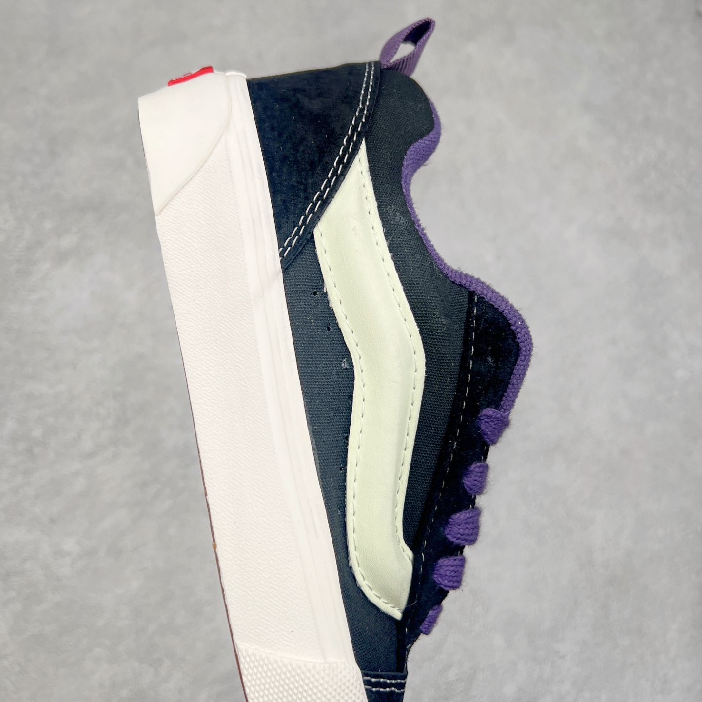 图片[6]-Vans Knu Skool Classics 白蓝荧光/黑紫荧光 范斯新款 复古休闲胖胖面包鞋 肥胖版立体大Logo 男女同款 “闪闪发光的万斯面包出货啦！”夜光版本，白天晒一下，晚上亮一晚上！日常搭配也很好搭，麂皮拼接多安帆布，质感这一块拉满了！ 货号：VN000D6CZ5D 尺码：35 36 36.5 37 38 38.5 39 40 40.5 41 42 42.5 43 44-选品中心