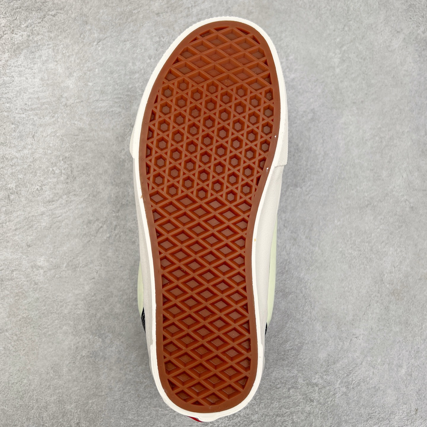 图片[9]-Vans Knu Skool Classics 白蓝荧光/黑紫荧光 范斯新款 复古休闲胖胖面包鞋 肥胖版立体大Logo 男女同款 “闪闪发光的万斯面包出货啦！”夜光版本，白天晒一下，晚上亮一晚上！日常搭配也很好搭，麂皮拼接多安帆布，质感这一块拉满了！ 货号：VN000D6CZ5D 尺码：35 36 36.5 37 38 38.5 39 40 40.5 41 42 42.5 43 44-选品中心