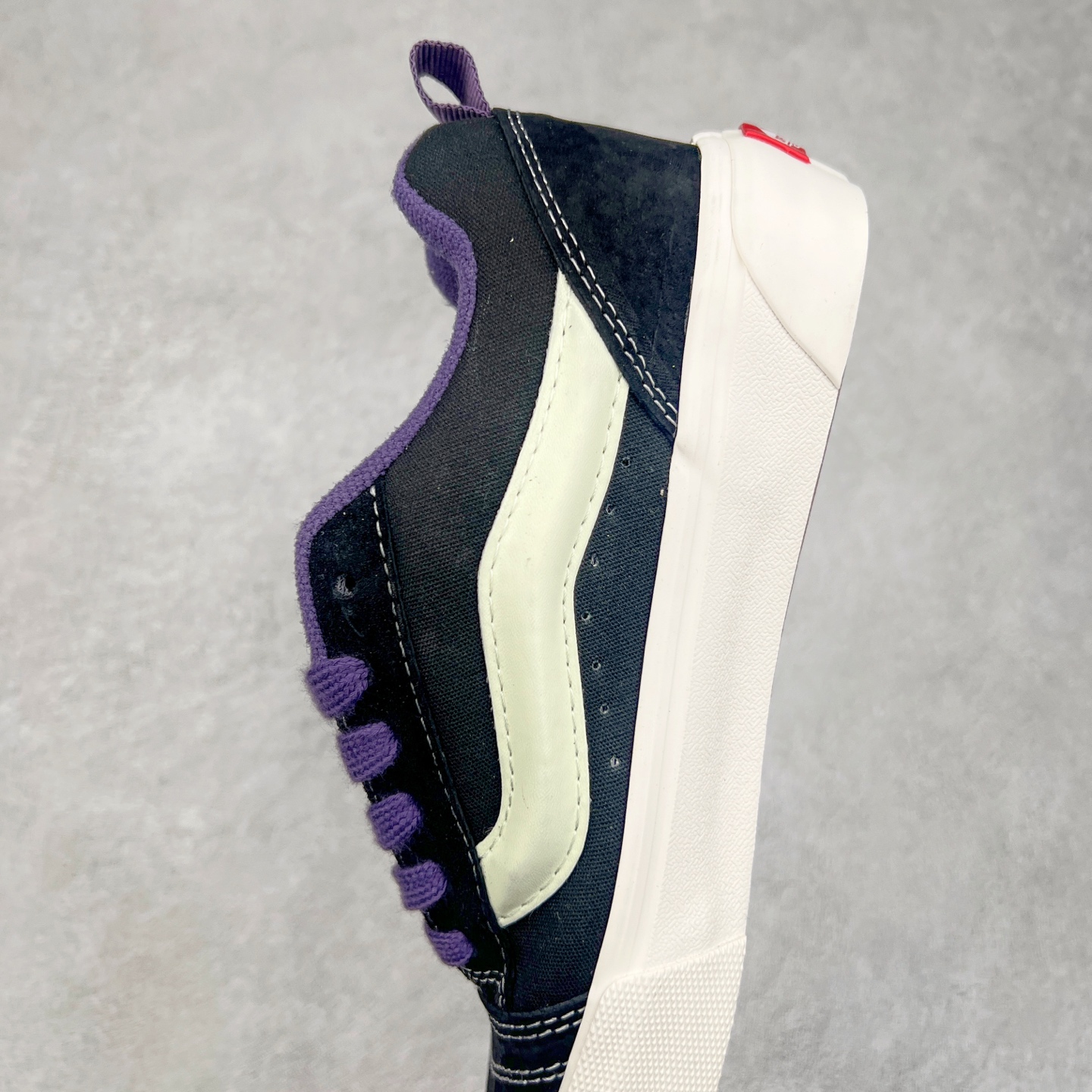 图片[7]-Vans Knu Skool Classics 白蓝荧光/黑紫荧光 范斯新款 复古休闲胖胖面包鞋 肥胖版立体大Logo 男女同款 “闪闪发光的万斯面包出货啦！”夜光版本，白天晒一下，晚上亮一晚上！日常搭配也很好搭，麂皮拼接多安帆布，质感这一块拉满了！ 货号：VN000D6CZ5D 尺码：35 36 36.5 37 38 38.5 39 40 40.5 41 42 42.5 43 44-选品中心