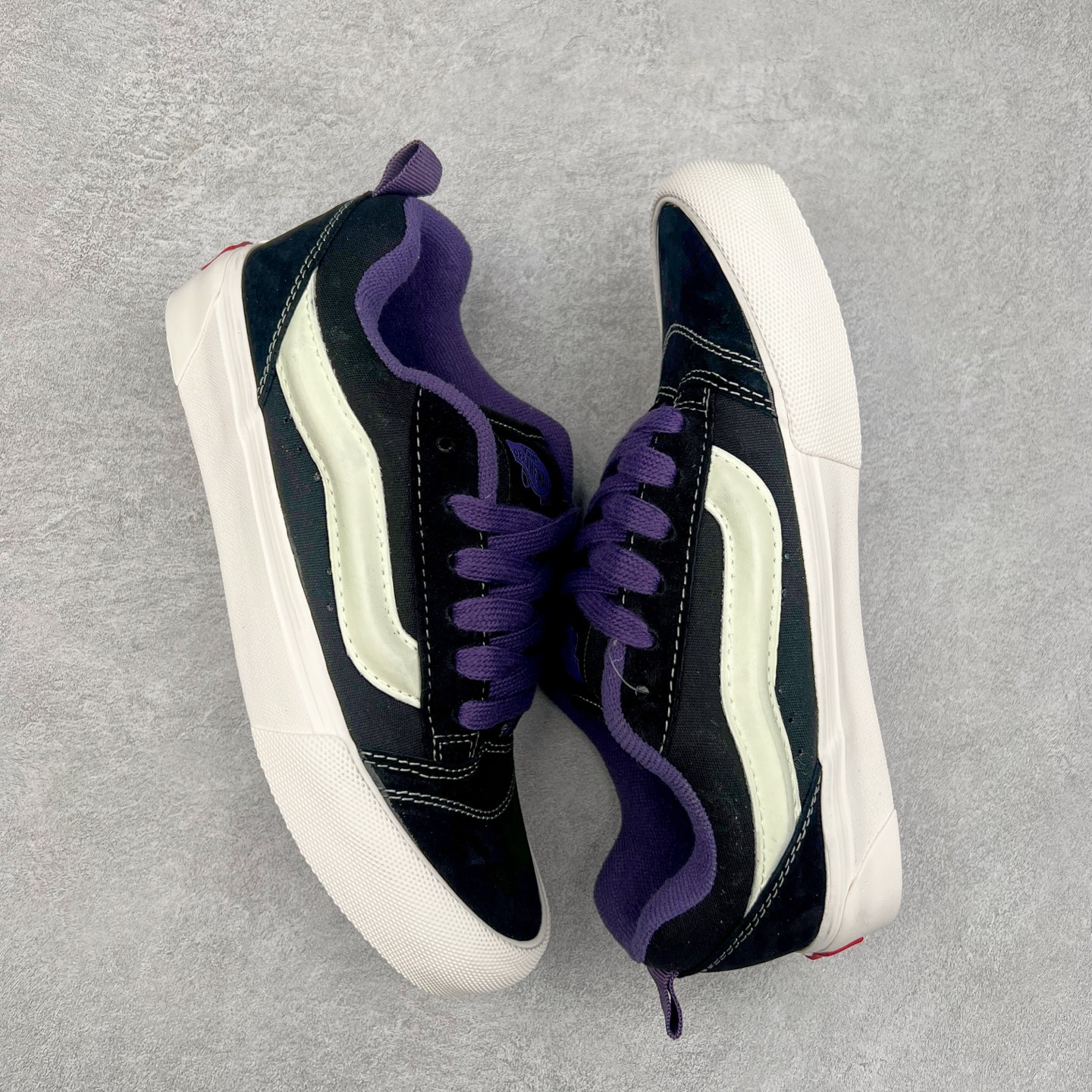 图片[3]-Vans Knu Skool Classics 白蓝荧光/黑紫荧光 范斯新款 复古休闲胖胖面包鞋 肥胖版立体大Logo 男女同款 “闪闪发光的万斯面包出货啦！”夜光版本，白天晒一下，晚上亮一晚上！日常搭配也很好搭，麂皮拼接多安帆布，质感这一块拉满了！ 货号：VN000D6CZ5D 尺码：35 36 36.5 37 38 38.5 39 40 40.5 41 42 42.5 43 44-选品中心