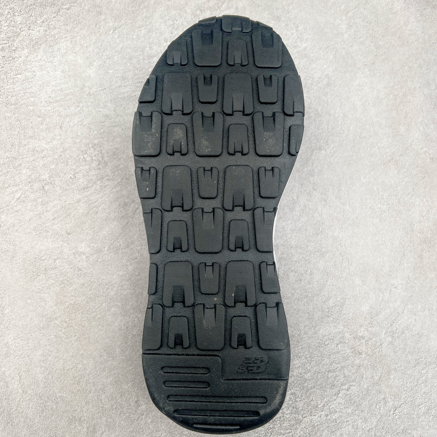 图片[9]-＃福利特价 New Balance/新百伦 NB5740系列 复古休闲运动跑鞋 特别以1988年首度面世的经典574作为设计蓝本 保留574简约易衬的80s鞋型轮廓 同时再加以向90年代特立独行的抢眼美学致敬 凭借多种严选的优质素材重塑出让人耳目一新又充满层次感的革新中低结构 另一方面 为呼应90年代的巨大化潮流 鞋侧也点题采用了相应的巨大化N字Logo 并且加上反光细节点缀 再结合同样启发自574并经过改良的抓地鞋底 可谓集结两大年代的注目设计元素 尺码：36 36.5 37 37.5 38 38.5 39 40 40.5 41 42 42.5 43 44 45-选品中心