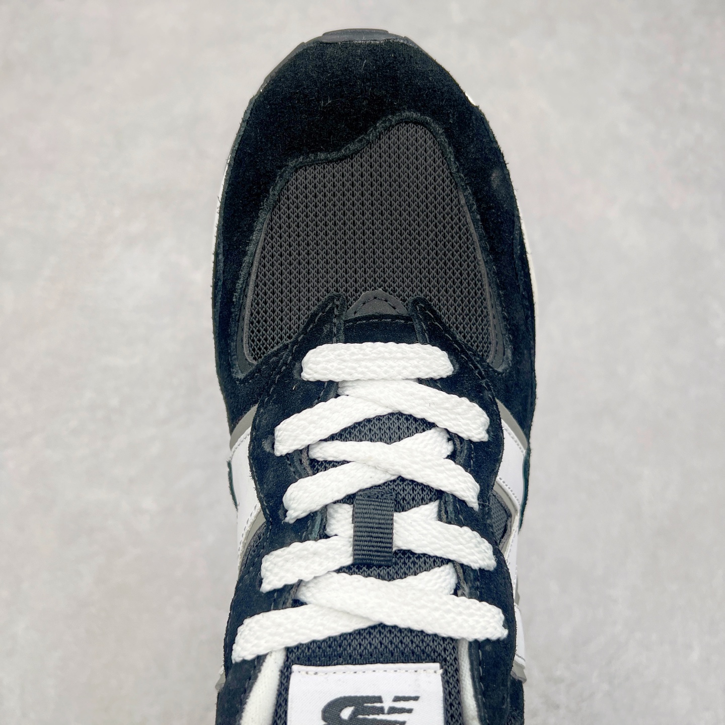 图片[4]-＃福利特价 New Balance/新百伦 NB5740系列 复古休闲运动跑鞋 特别以1988年首度面世的经典574作为设计蓝本 保留574简约易衬的80s鞋型轮廓 同时再加以向90年代特立独行的抢眼美学致敬 凭借多种严选的优质素材重塑出让人耳目一新又充满层次感的革新中低结构 另一方面 为呼应90年代的巨大化潮流 鞋侧也点题采用了相应的巨大化N字Logo 并且加上反光细节点缀 再结合同样启发自574并经过改良的抓地鞋底 可谓集结两大年代的注目设计元素 尺码：36 36.5 37 37.5 38 38.5 39 40 40.5 41 42 42.5 43 44 45-选品中心
