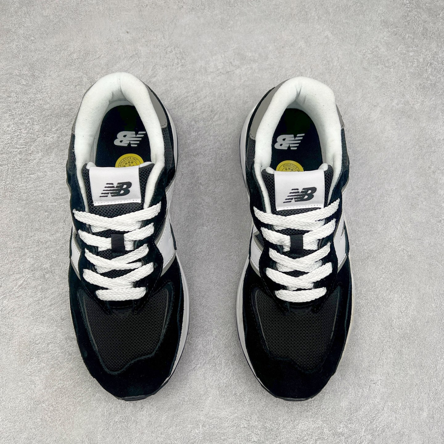 图片[2]-＃福利特价 New Balance/新百伦 NB5740系列 复古休闲运动跑鞋 特别以1988年首度面世的经典574作为设计蓝本 保留574简约易衬的80s鞋型轮廓 同时再加以向90年代特立独行的抢眼美学致敬 凭借多种严选的优质素材重塑出让人耳目一新又充满层次感的革新中低结构 另一方面 为呼应90年代的巨大化潮流 鞋侧也点题采用了相应的巨大化N字Logo 并且加上反光细节点缀 再结合同样启发自574并经过改良的抓地鞋底 可谓集结两大年代的注目设计元素 尺码：36 36.5 37 37.5 38 38.5 39 40 40.5 41 42 42.5 43 44 45-选品中心