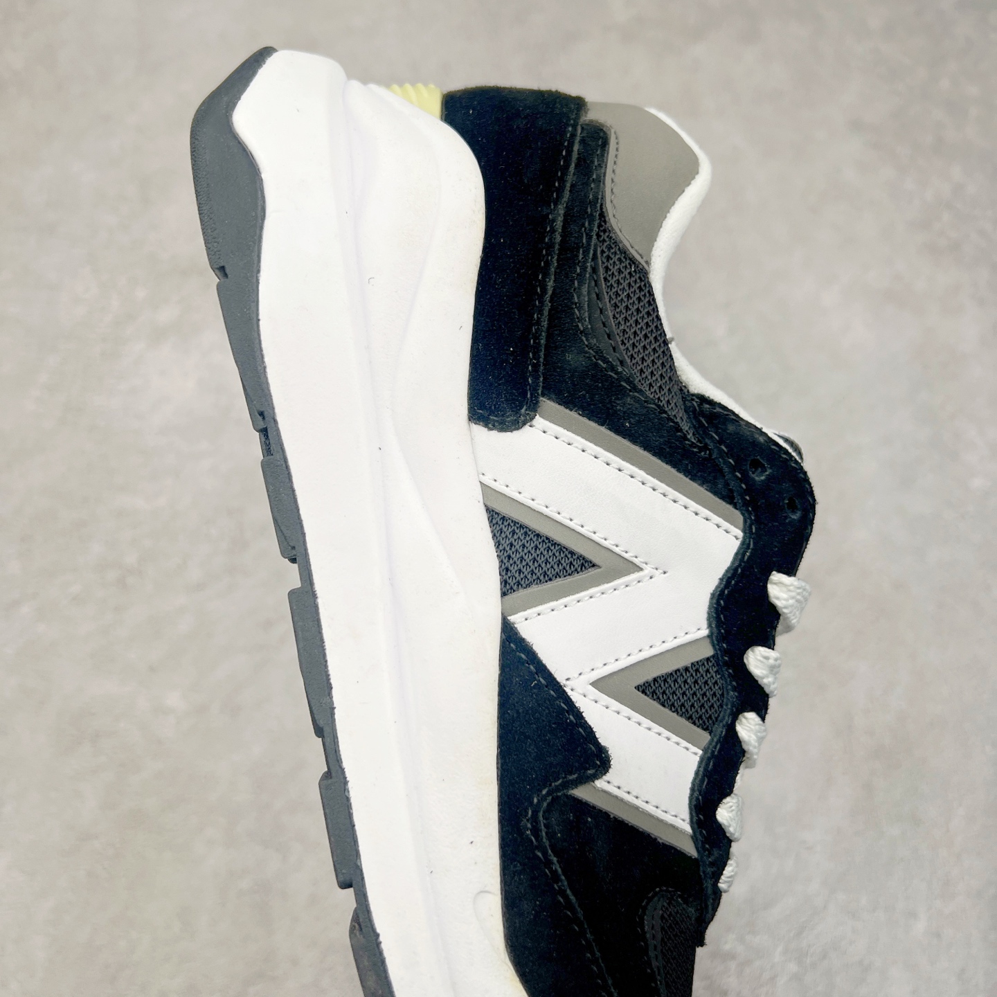 图片[6]-＃福利特价 New Balance/新百伦 NB5740系列 复古休闲运动跑鞋 特别以1988年首度面世的经典574作为设计蓝本 保留574简约易衬的80s鞋型轮廓 同时再加以向90年代特立独行的抢眼美学致敬 凭借多种严选的优质素材重塑出让人耳目一新又充满层次感的革新中低结构 另一方面 为呼应90年代的巨大化潮流 鞋侧也点题采用了相应的巨大化N字Logo 并且加上反光细节点缀 再结合同样启发自574并经过改良的抓地鞋底 可谓集结两大年代的注目设计元素 尺码：36 36.5 37 37.5 38 38.5 39 40 40.5 41 42 42.5 43 44 45-选品中心