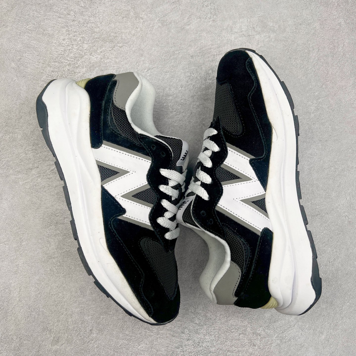 图片[3]-＃福利特价 New Balance/新百伦 NB5740系列 复古休闲运动跑鞋 特别以1988年首度面世的经典574作为设计蓝本 保留574简约易衬的80s鞋型轮廓 同时再加以向90年代特立独行的抢眼美学致敬 凭借多种严选的优质素材重塑出让人耳目一新又充满层次感的革新中低结构 另一方面 为呼应90年代的巨大化潮流 鞋侧也点题采用了相应的巨大化N字Logo 并且加上反光细节点缀 再结合同样启发自574并经过改良的抓地鞋底 可谓集结两大年代的注目设计元素 尺码：36 36.5 37 37.5 38 38.5 39 40 40.5 41 42 42.5 43 44 45-选品中心