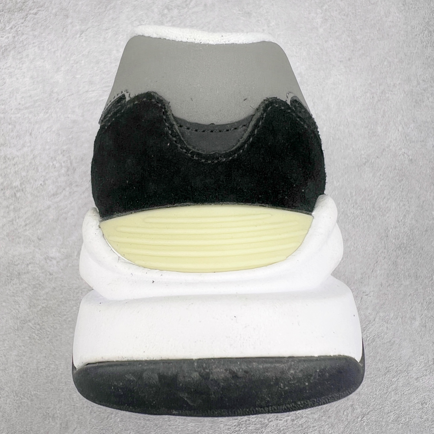 图片[8]-＃福利特价 New Balance/新百伦 NB5740系列 复古休闲运动跑鞋 特别以1988年首度面世的经典574作为设计蓝本 保留574简约易衬的80s鞋型轮廓 同时再加以向90年代特立独行的抢眼美学致敬 凭借多种严选的优质素材重塑出让人耳目一新又充满层次感的革新中低结构 另一方面 为呼应90年代的巨大化潮流 鞋侧也点题采用了相应的巨大化N字Logo 并且加上反光细节点缀 再结合同样启发自574并经过改良的抓地鞋底 可谓集结两大年代的注目设计元素 尺码：36 36.5 37 37.5 38 38.5 39 40 40.5 41 42 42.5 43 44 45-选品中心