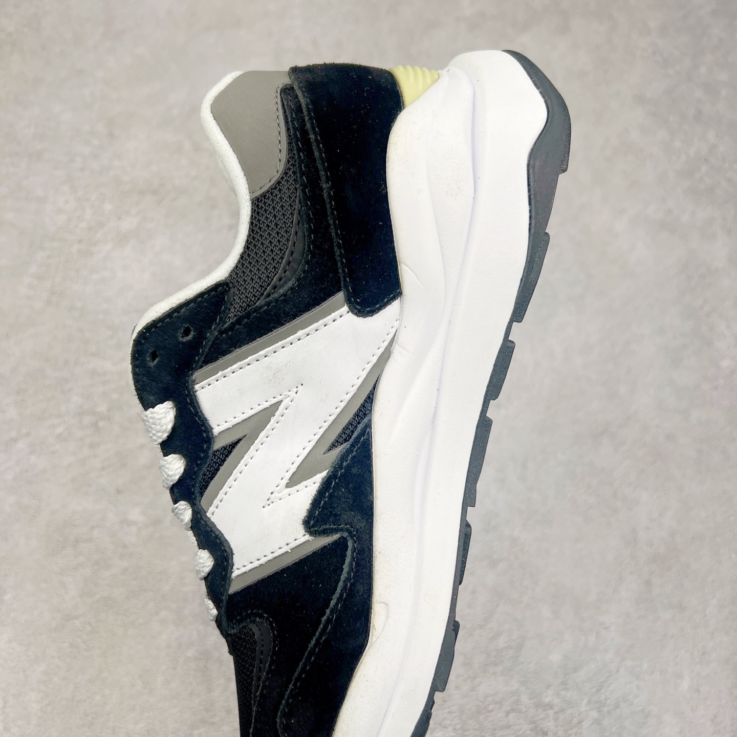 图片[7]-＃福利特价 New Balance/新百伦 NB5740系列 复古休闲运动跑鞋 特别以1988年首度面世的经典574作为设计蓝本 保留574简约易衬的80s鞋型轮廓 同时再加以向90年代特立独行的抢眼美学致敬 凭借多种严选的优质素材重塑出让人耳目一新又充满层次感的革新中低结构 另一方面 为呼应90年代的巨大化潮流 鞋侧也点题采用了相应的巨大化N字Logo 并且加上反光细节点缀 再结合同样启发自574并经过改良的抓地鞋底 可谓集结两大年代的注目设计元素 尺码：36 36.5 37 37.5 38 38.5 39 40 40.5 41 42 42.5 43 44 45-选品中心