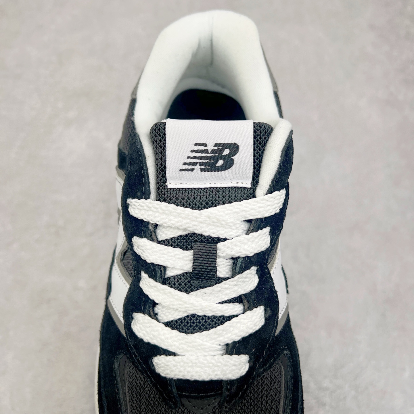 图片[5]-＃福利特价 New Balance/新百伦 NB5740系列 复古休闲运动跑鞋 特别以1988年首度面世的经典574作为设计蓝本 保留574简约易衬的80s鞋型轮廓 同时再加以向90年代特立独行的抢眼美学致敬 凭借多种严选的优质素材重塑出让人耳目一新又充满层次感的革新中低结构 另一方面 为呼应90年代的巨大化潮流 鞋侧也点题采用了相应的巨大化N字Logo 并且加上反光细节点缀 再结合同样启发自574并经过改良的抓地鞋底 可谓集结两大年代的注目设计元素 尺码：36 36.5 37 37.5 38 38.5 39 40 40.5 41 42 42.5 43 44 45-选品中心