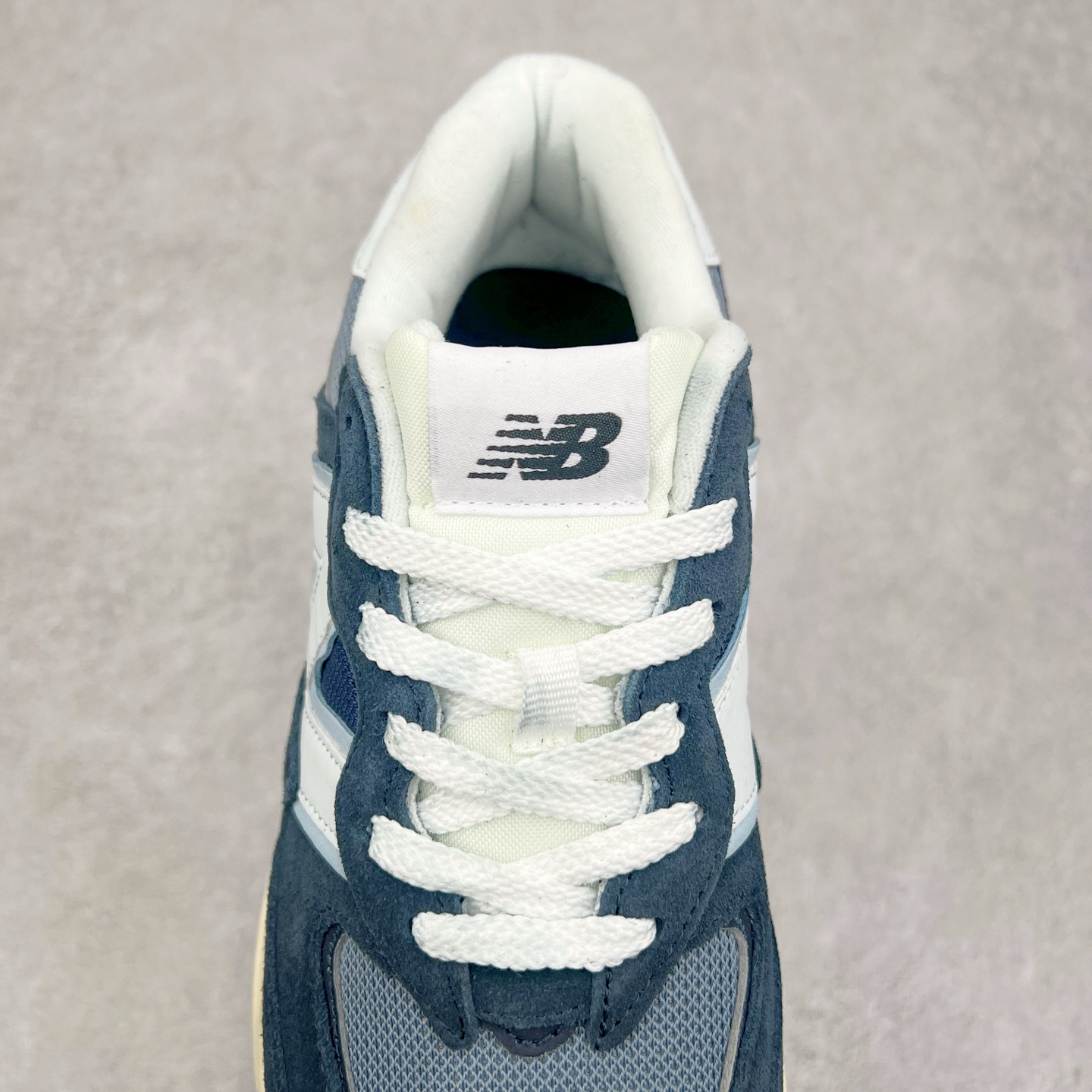 图片[5]-＃福利特价 New Balance/新百伦 NB5740系列 复古休闲运动跑鞋 特别以1988年首度面世的经典574作为设计蓝本 保留574简约易衬的80s鞋型轮廓 同时再加以向90年代特立独行的抢眼美学致敬 凭借多种严选的优质素材重塑出让人耳目一新又充满层次感的革新中低结构 另一方面 为呼应90年代的巨大化潮流 鞋侧也点题采用了相应的巨大化N字Logo 并且加上反光细节点缀 再结合同样启发自574并经过改良的抓地鞋底 可谓集结两大年代的注目设计元素 尺码：36 36.5 37 37.5 38 38.5 39 40 40.5 41 42 42.5 43 44 45-选品中心