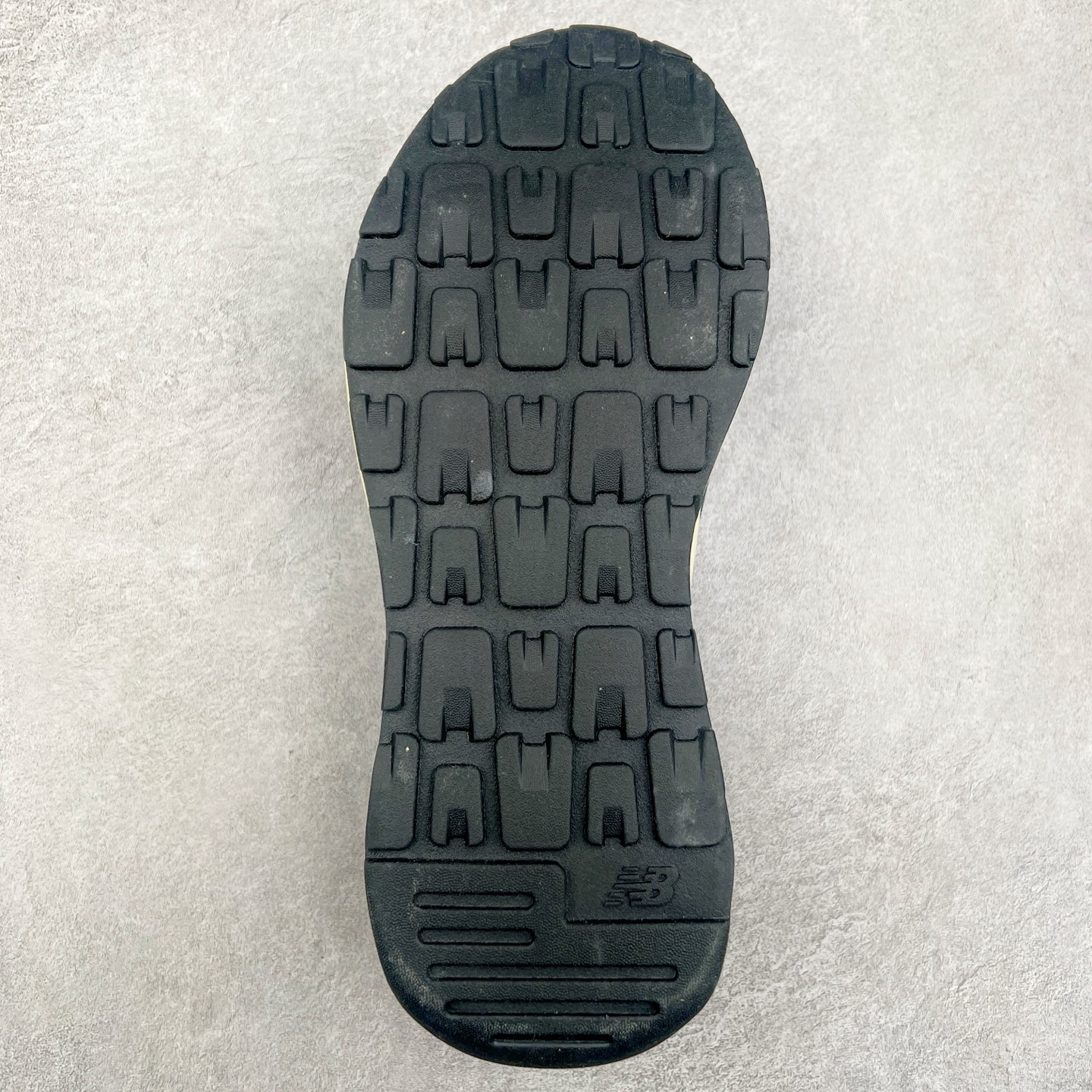 图片[9]-＃福利特价 New Balance/新百伦 NB5740系列 复古休闲运动跑鞋 特别以1988年首度面世的经典574作为设计蓝本 保留574简约易衬的80s鞋型轮廓 同时再加以向90年代特立独行的抢眼美学致敬 凭借多种严选的优质素材重塑出让人耳目一新又充满层次感的革新中低结构 另一方面 为呼应90年代的巨大化潮流 鞋侧也点题采用了相应的巨大化N字Logo 并且加上反光细节点缀 再结合同样启发自574并经过改良的抓地鞋底 可谓集结两大年代的注目设计元素 尺码：36 36.5 37 37.5 38 38.5 39 40 40.5 41 42 42.5 43 44 45-选品中心