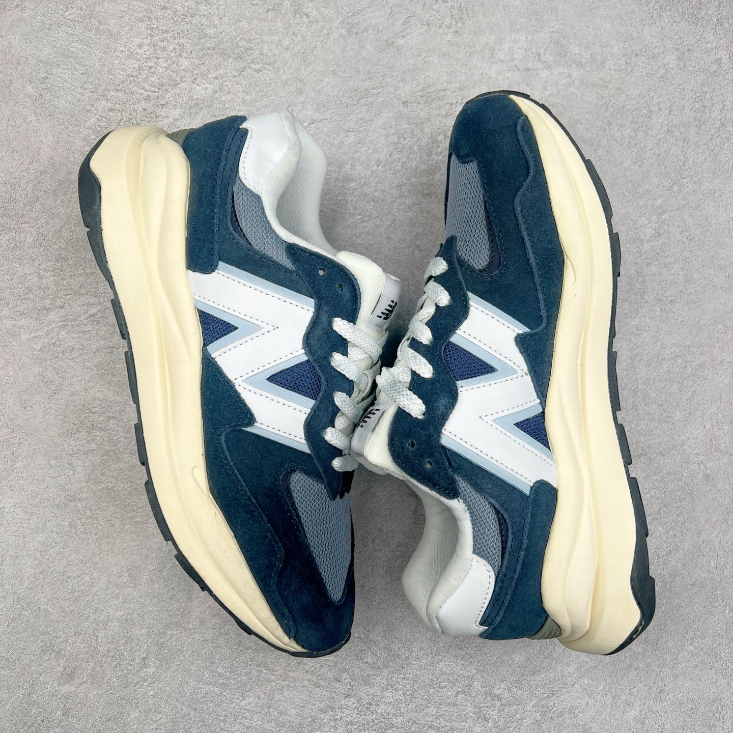 图片[3]-＃福利特价 New Balance/新百伦 NB5740系列 复古休闲运动跑鞋 特别以1988年首度面世的经典574作为设计蓝本 保留574简约易衬的80s鞋型轮廓 同时再加以向90年代特立独行的抢眼美学致敬 凭借多种严选的优质素材重塑出让人耳目一新又充满层次感的革新中低结构 另一方面 为呼应90年代的巨大化潮流 鞋侧也点题采用了相应的巨大化N字Logo 并且加上反光细节点缀 再结合同样启发自574并经过改良的抓地鞋底 可谓集结两大年代的注目设计元素 尺码：36 36.5 37 37.5 38 38.5 39 40 40.5 41 42 42.5 43 44 45-选品中心