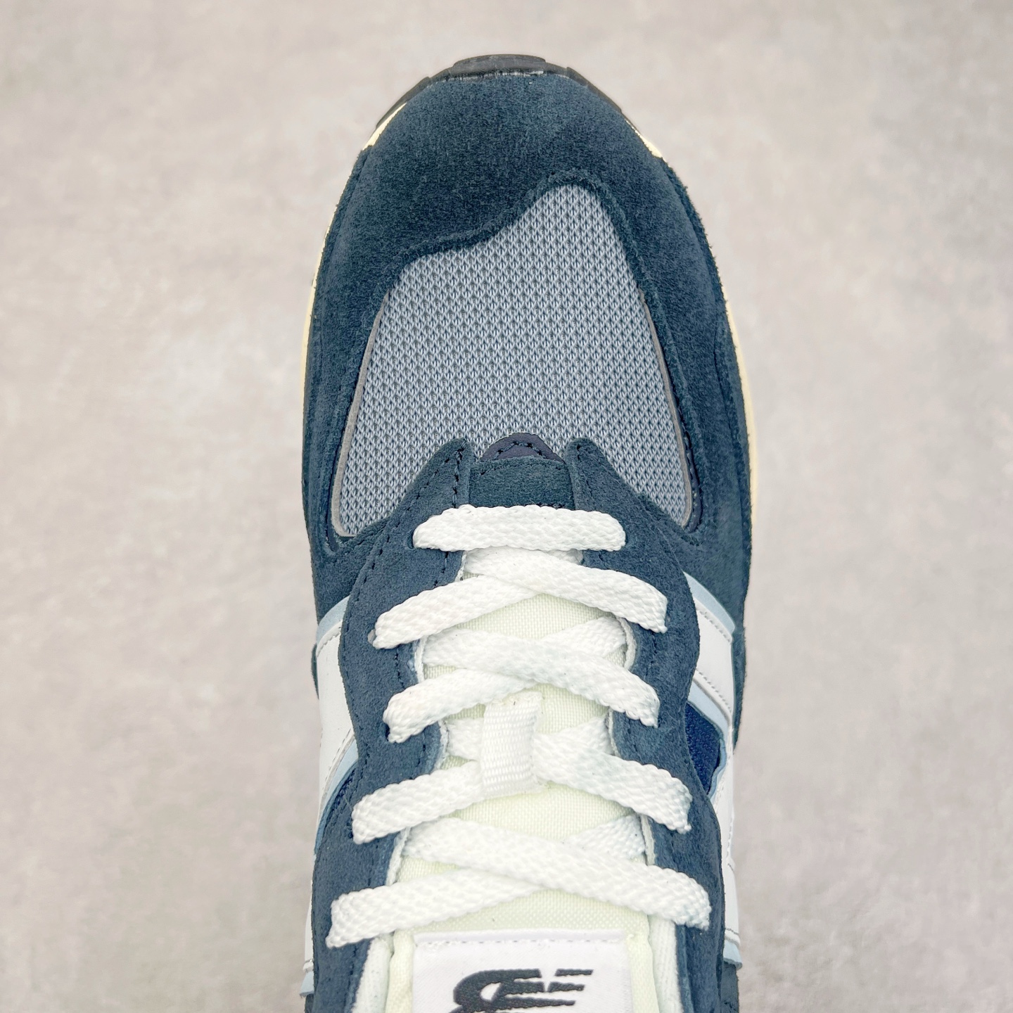 图片[4]-＃福利特价 New Balance/新百伦 NB5740系列 复古休闲运动跑鞋 特别以1988年首度面世的经典574作为设计蓝本 保留574简约易衬的80s鞋型轮廓 同时再加以向90年代特立独行的抢眼美学致敬 凭借多种严选的优质素材重塑出让人耳目一新又充满层次感的革新中低结构 另一方面 为呼应90年代的巨大化潮流 鞋侧也点题采用了相应的巨大化N字Logo 并且加上反光细节点缀 再结合同样启发自574并经过改良的抓地鞋底 可谓集结两大年代的注目设计元素 尺码：36 36.5 37 37.5 38 38.5 39 40 40.5 41 42 42.5 43 44 45-选品中心