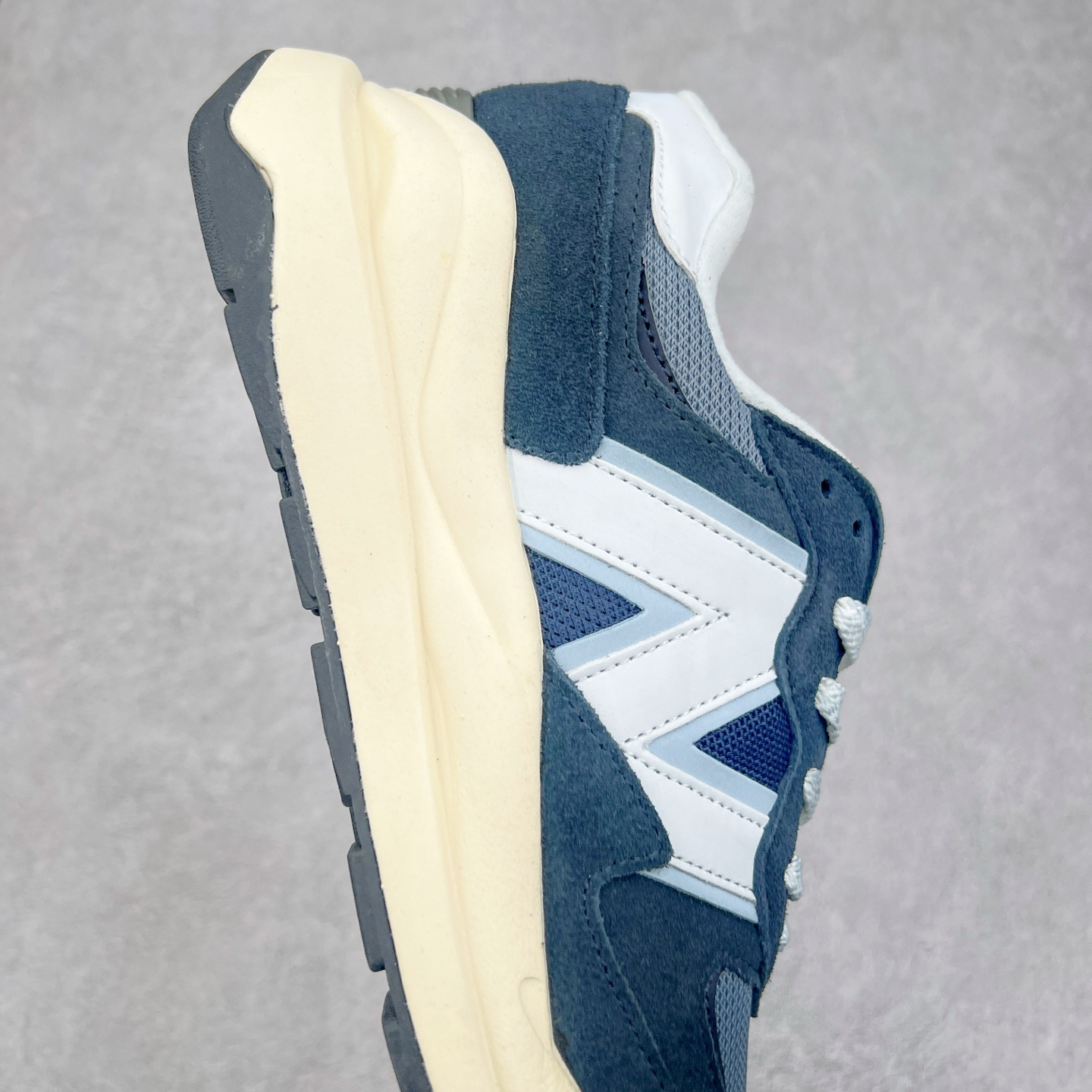 图片[6]-＃福利特价 New Balance/新百伦 NB5740系列 复古休闲运动跑鞋 特别以1988年首度面世的经典574作为设计蓝本 保留574简约易衬的80s鞋型轮廓 同时再加以向90年代特立独行的抢眼美学致敬 凭借多种严选的优质素材重塑出让人耳目一新又充满层次感的革新中低结构 另一方面 为呼应90年代的巨大化潮流 鞋侧也点题采用了相应的巨大化N字Logo 并且加上反光细节点缀 再结合同样启发自574并经过改良的抓地鞋底 可谓集结两大年代的注目设计元素 尺码：36 36.5 37 37.5 38 38.5 39 40 40.5 41 42 42.5 43 44 45-选品中心