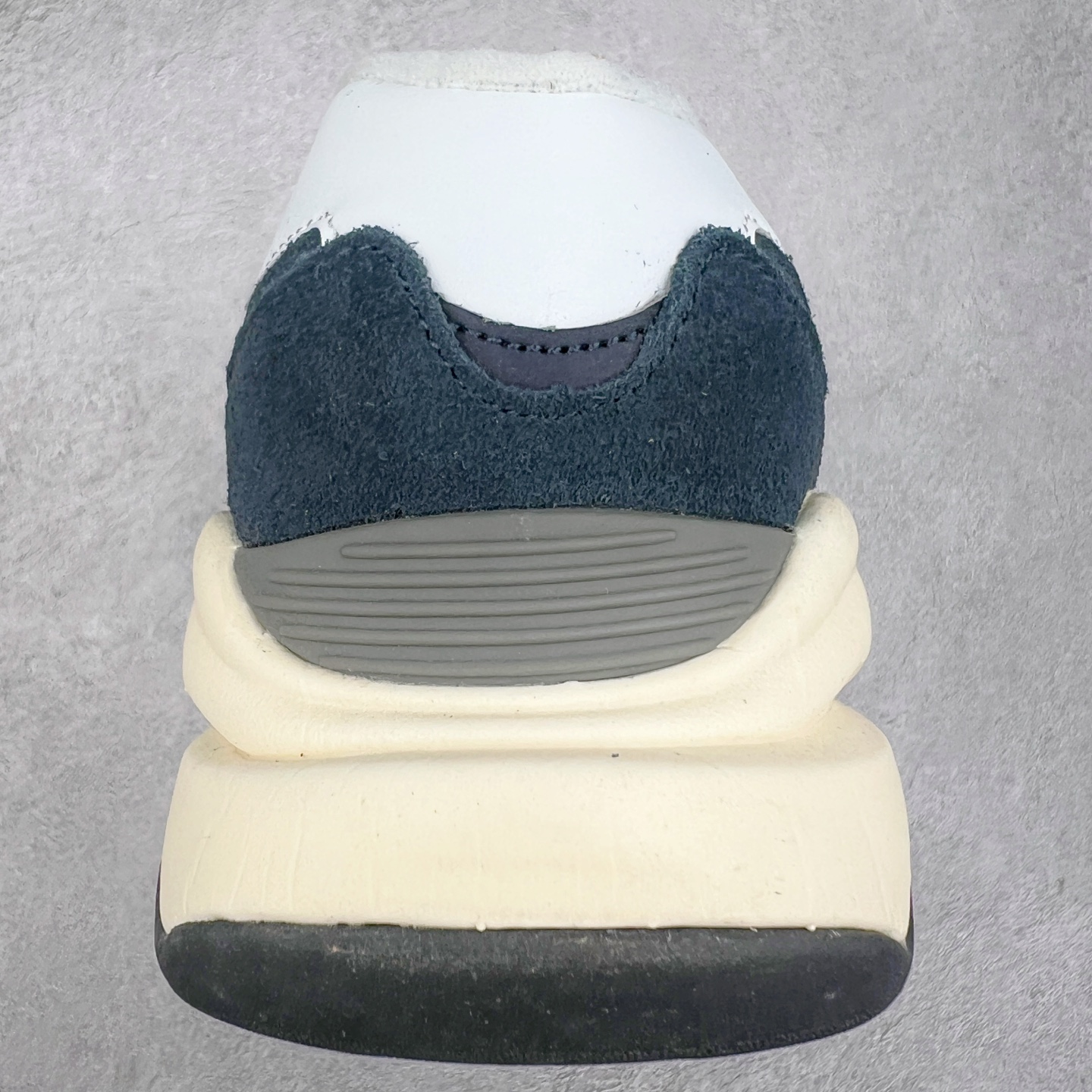 图片[8]-＃福利特价 New Balance/新百伦 NB5740系列 复古休闲运动跑鞋 特别以1988年首度面世的经典574作为设计蓝本 保留574简约易衬的80s鞋型轮廓 同时再加以向90年代特立独行的抢眼美学致敬 凭借多种严选的优质素材重塑出让人耳目一新又充满层次感的革新中低结构 另一方面 为呼应90年代的巨大化潮流 鞋侧也点题采用了相应的巨大化N字Logo 并且加上反光细节点缀 再结合同样启发自574并经过改良的抓地鞋底 可谓集结两大年代的注目设计元素 尺码：36 36.5 37 37.5 38 38.5 39 40 40.5 41 42 42.5 43 44 45-选品中心