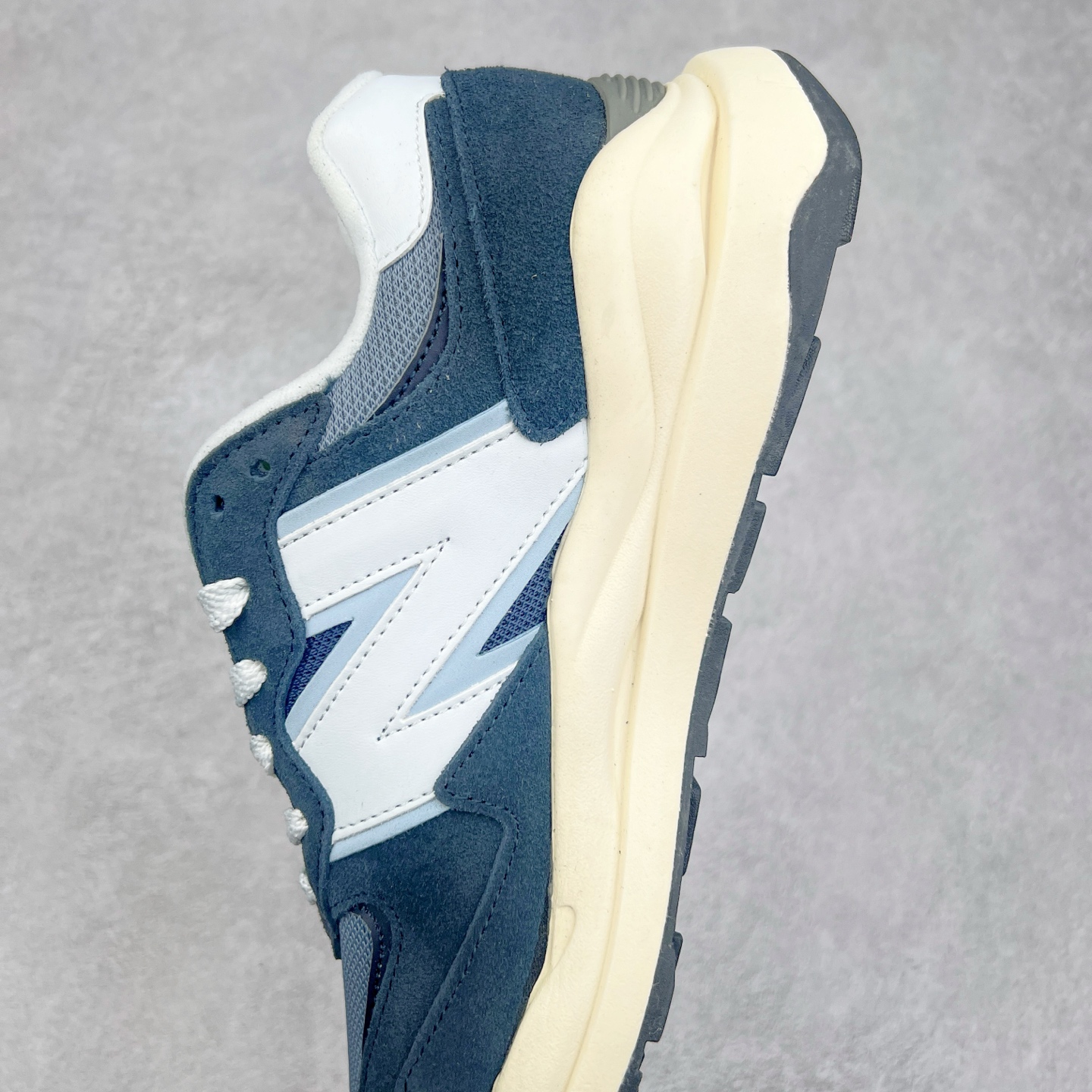 图片[7]-＃福利特价 New Balance/新百伦 NB5740系列 复古休闲运动跑鞋 特别以1988年首度面世的经典574作为设计蓝本 保留574简约易衬的80s鞋型轮廓 同时再加以向90年代特立独行的抢眼美学致敬 凭借多种严选的优质素材重塑出让人耳目一新又充满层次感的革新中低结构 另一方面 为呼应90年代的巨大化潮流 鞋侧也点题采用了相应的巨大化N字Logo 并且加上反光细节点缀 再结合同样启发自574并经过改良的抓地鞋底 可谓集结两大年代的注目设计元素 尺码：36 36.5 37 37.5 38 38.5 39 40 40.5 41 42 42.5 43 44 45-选品中心