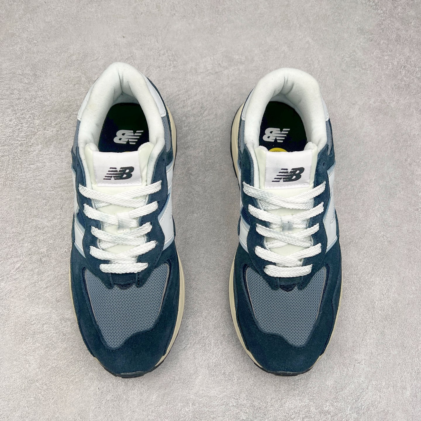 图片[2]-＃福利特价 New Balance/新百伦 NB5740系列 复古休闲运动跑鞋 特别以1988年首度面世的经典574作为设计蓝本 保留574简约易衬的80s鞋型轮廓 同时再加以向90年代特立独行的抢眼美学致敬 凭借多种严选的优质素材重塑出让人耳目一新又充满层次感的革新中低结构 另一方面 为呼应90年代的巨大化潮流 鞋侧也点题采用了相应的巨大化N字Logo 并且加上反光细节点缀 再结合同样启发自574并经过改良的抓地鞋底 可谓集结两大年代的注目设计元素 尺码：36 36.5 37 37.5 38 38.5 39 40 40.5 41 42 42.5 43 44 45-选品中心