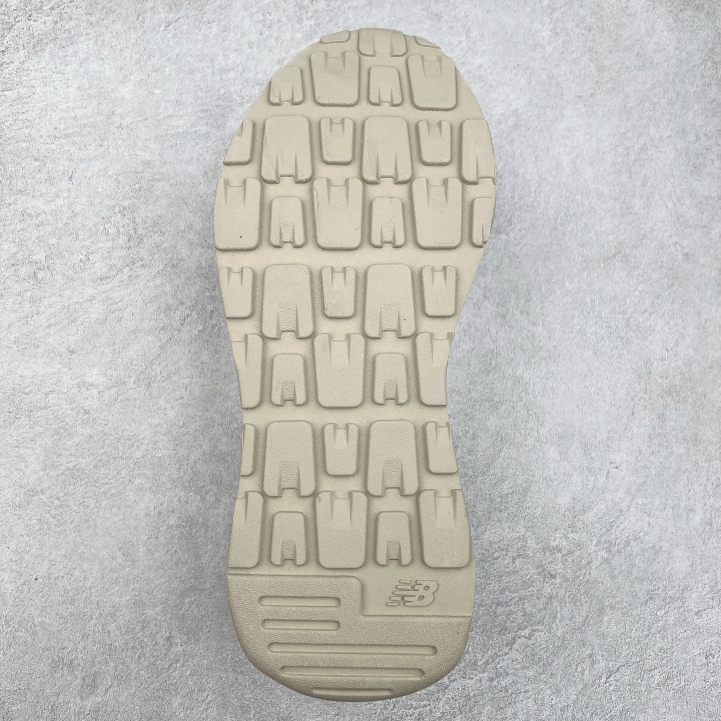 图片[9]-＃福利特价 New Balance/新百伦 NB5740系列 复古休闲运动跑鞋 特别以1988年首度面世的经典574作为设计蓝本 保留574简约易衬的80s鞋型轮廓 同时再加以向90年代特立独行的抢眼美学致敬 凭借多种严选的优质素材重塑出让人耳目一新又充满层次感的革新中低结构 另一方面 为呼应90年代的巨大化潮流 鞋侧也点题采用了相应的巨大化N字Logo 并且加上反光细节点缀 再结合同样启发自574并经过改良的抓地鞋底 可谓集结两大年代的注目设计元素 尺码：36 36.5 37 37.5 38 38.5 39 40 40.5 41 42 42.5 43 44 45-选品中心