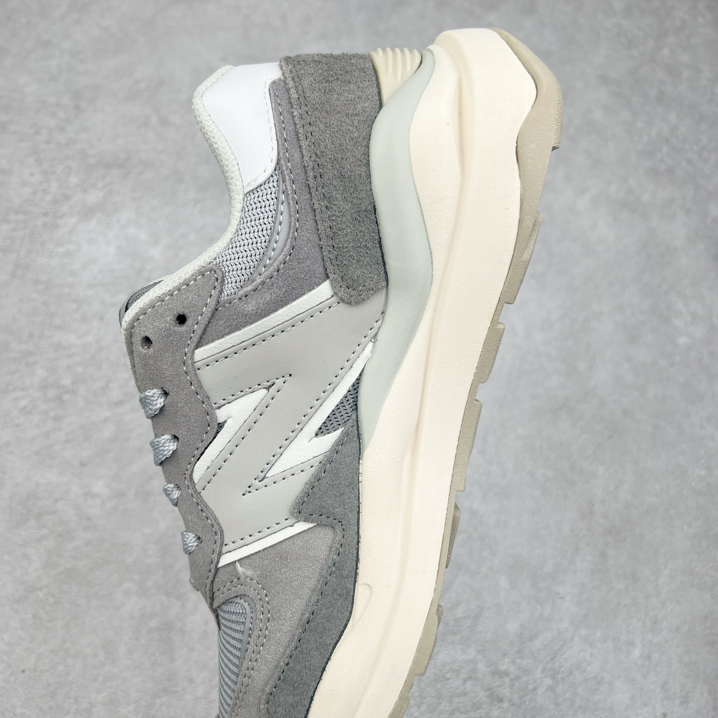 图片[7]-＃福利特价 New Balance/新百伦 NB5740系列 复古休闲运动跑鞋 特别以1988年首度面世的经典574作为设计蓝本 保留574简约易衬的80s鞋型轮廓 同时再加以向90年代特立独行的抢眼美学致敬 凭借多种严选的优质素材重塑出让人耳目一新又充满层次感的革新中低结构 另一方面 为呼应90年代的巨大化潮流 鞋侧也点题采用了相应的巨大化N字Logo 并且加上反光细节点缀 再结合同样启发自574并经过改良的抓地鞋底 可谓集结两大年代的注目设计元素 尺码：36 36.5 37 37.5 38 38.5 39 40 40.5 41 42 42.5 43 44 45-选品中心