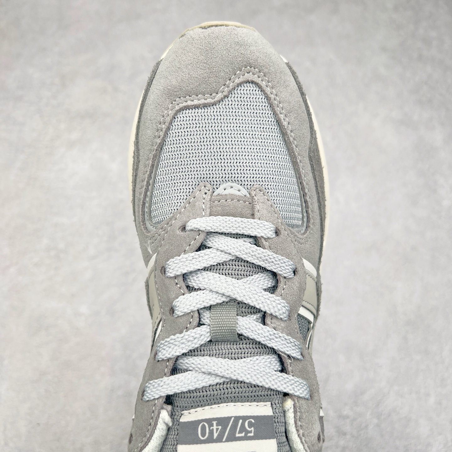 图片[4]-＃福利特价 New Balance/新百伦 NB5740系列 复古休闲运动跑鞋 特别以1988年首度面世的经典574作为设计蓝本 保留574简约易衬的80s鞋型轮廓 同时再加以向90年代特立独行的抢眼美学致敬 凭借多种严选的优质素材重塑出让人耳目一新又充满层次感的革新中低结构 另一方面 为呼应90年代的巨大化潮流 鞋侧也点题采用了相应的巨大化N字Logo 并且加上反光细节点缀 再结合同样启发自574并经过改良的抓地鞋底 可谓集结两大年代的注目设计元素 尺码：36 36.5 37 37.5 38 38.5 39 40 40.5 41 42 42.5 43 44 45-选品中心