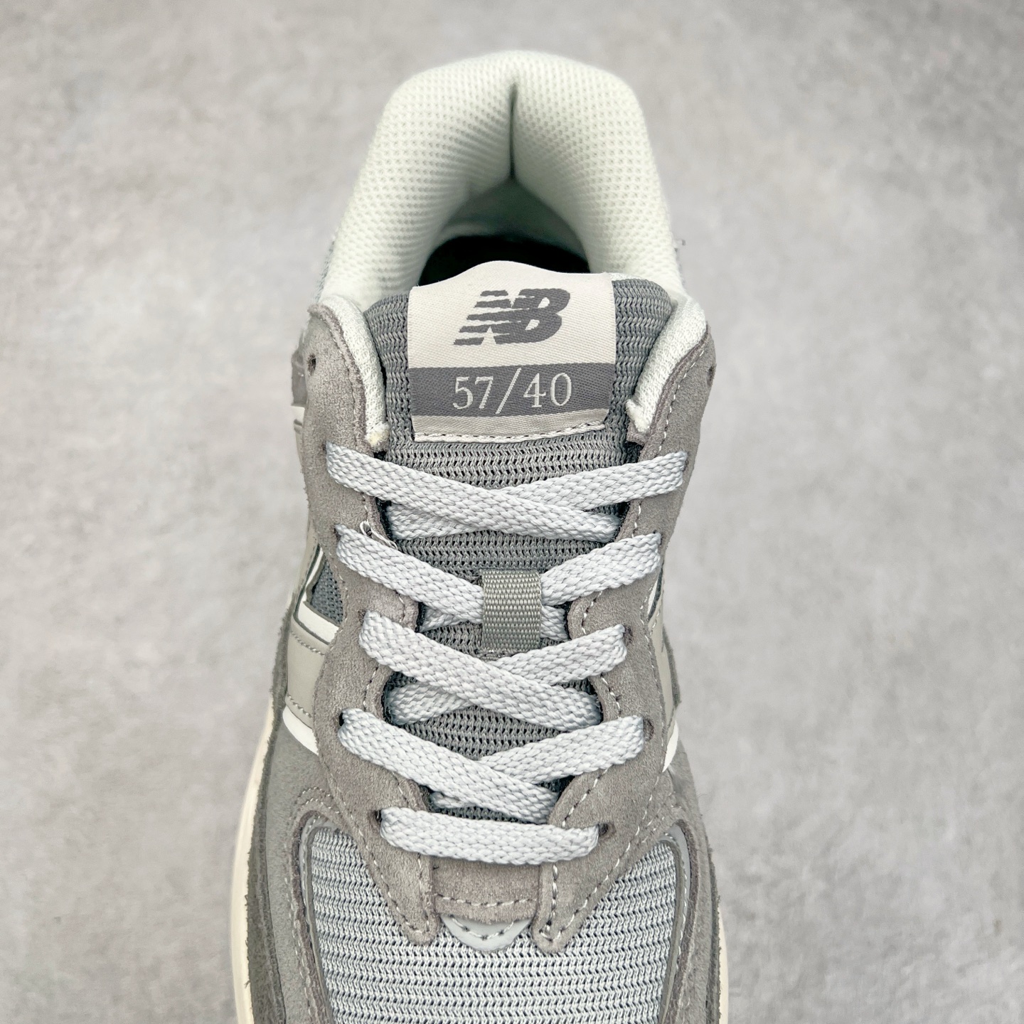 图片[5]-＃福利特价 New Balance/新百伦 NB5740系列 复古休闲运动跑鞋 特别以1988年首度面世的经典574作为设计蓝本 保留574简约易衬的80s鞋型轮廓 同时再加以向90年代特立独行的抢眼美学致敬 凭借多种严选的优质素材重塑出让人耳目一新又充满层次感的革新中低结构 另一方面 为呼应90年代的巨大化潮流 鞋侧也点题采用了相应的巨大化N字Logo 并且加上反光细节点缀 再结合同样启发自574并经过改良的抓地鞋底 可谓集结两大年代的注目设计元素 尺码：36 36.5 37 37.5 38 38.5 39 40 40.5 41 42 42.5 43 44 45-选品中心